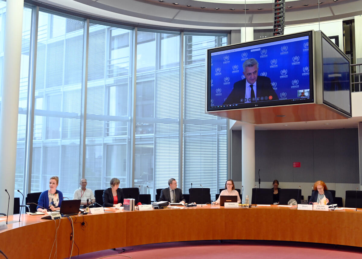Jensen, Gyde; Grandi, Filippo Gyde Jensen, (li), FDP, Vorsitzende des Ausschusses des Deutschen Bundestages für Menschenrechte und humanitäre Hilfe, leitet eine Ausschusssitzung, zu der der hohe Flüchtlingskommissar der Vereinten Nationen, Filippo Grandi (auf dem Bildschirm), per webex-Videokonferenz zugeschaltet ist.; Übersicht.
