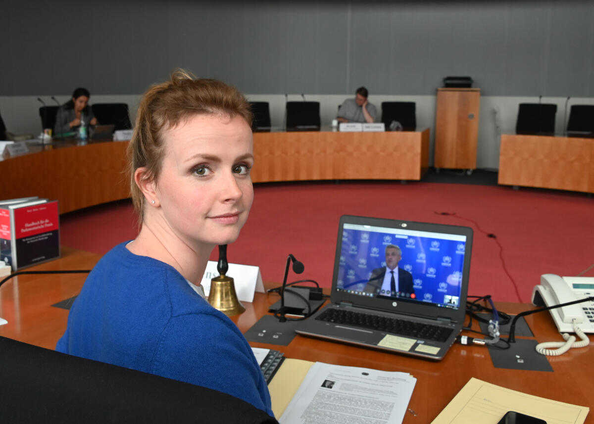 Gyde Jensen, FDP, Vorsitzende des Ausschusses des Deutschen Bundestages für Menschenrechte und humanitäre Hilfe, leitet eine Ausschusssitzung, zu der der hohe Flüchtlingskommissar der Vereinten Nationen, Filippo Grandi (auf dem Bildschirm), per webex-Videokonferenz zugeschaltet ist. Jensen, Gyde; Grandi, Filippo Gyde Jensen, FDP, Vorsitzende des Ausschusses des Deutschen Bundestages für Menschenrechte und humanitäre Hilfe, leitet eine Ausschusssitzung, zu der der hohe Flüchtlingskommissar der Vereinten Nationen, Filippo Grandi (auf dem Bildschirm), per webex-Videokonferenz zugeschaltet ist.