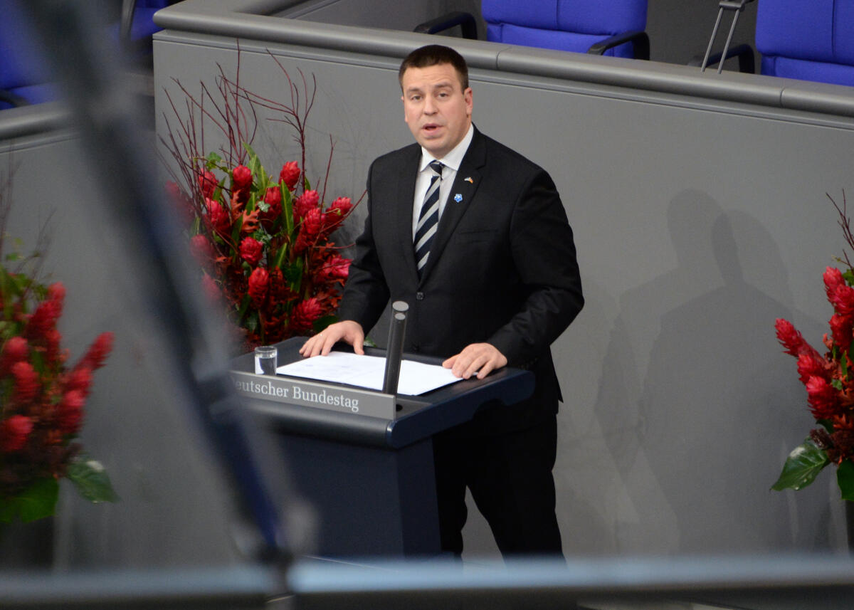 Ratas, Jüri Die zentrale Gedenkstunde zum Volkstrauertag 2017, die unter der Schirmherrschaft des Bundestagspräsidenten Dr. Wolfgang Schäuble steht, findet im Plenarsaal des Deutschen Bundestages statt. Wolfgang Schneiderhan, Präsident des Volksbundes Deutsche Kriegsgräberfürsorge, hält die Begrüßungsansprache, Jüri Ratas, (hier im Bild), estnischer Ministerpräsident und Präsident des Rates der Europäischen Union, hält die Gedenkrede. Bundestagspräsident Dr. Frank-Walter Steinmeier spricht das Totengedenken. Der Jugendchor "Die Primaner" des Georg-Friedrich-Händel-Gymnasiums Berlin sorgt für die musikalische Gestaltung. Schülerinnen und Schüler der deutsch-russischen Schulkooperation des Friedrichsgymnasiums Kassel halten eine Lesung.; Rednerpult, Mikro, Mikrofon.