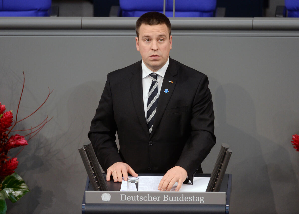 Ratas, Jüri Die zentrale Gedenkstunde zum Volkstrauertag 2017, die unter der Schirmherrschaft des Bundestagspräsidenten Dr. Wolfgang Schäuble steht, findet im Plenarsaal des Deutschen Bundestages statt. Wolfgang Schneiderhan, Präsident des Volksbundes Deutsche Kriegsgräberfürsorge, hält die Begrüßungsansprache, Jüri Ratas, (hier im Bild), estnischer Ministerpräsident und Präsident des Rates der Europäischen Union, hält die Gedenkrede. Bundestagspräsident Dr. Frank-Walter Steinmeier spricht das Totengedenken. Der Jugendchor "Die Primaner" des Georg-Friedrich-Händel-Gymnasiums Berlin sorgt für die musikalische Gestaltung. Schülerinnen und Schüler der deutsch-russischen Schulkooperation des Friedrichsgymnasiums Kassel halten eine Lesung.; Rednerpult, Mikro, Mikrofon.
