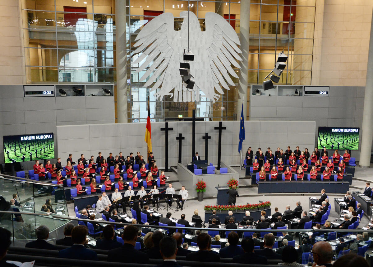 Die zentrale Gedenkstunde zum Volkstrauertag 2017, die unter der Schirmherrschaft des Bundestagspräsidenten Dr. Wolfgang Schäuble steht, findet im Plenarsaal des Deutschen Bundestages statt. Wolfgang Schneiderhan, Präsident des Volksbundes Deutsche Kriegsgräberfürsorge, hält die Begrüßungsansprache, Jüri Ratas, estnischer Ministerpräsident und Präsident des Rates der Europäischen Union, hält die Gedenkrede. Bundestagspräsident Dr. Frank-Walter Steinmeier spricht das Totengedenken. Der Jugendchor "Die Primaner" des Georg-Friedrich-Händel-Gymnasiums Berlin sorgt für die musikalische Gestaltung. Schülerinnen und Schüler der deutsch-russischen Schulkooperation des Friedrichsgymnasiums Kassel halten eine Lesung.; Übersicht, Adler, Bundesadler, Kreuz, Kreuze. Die zentrale Gedenkstunde zum Volkstrauertag 2017, die unter der Schirmherrschaft des Bundestagspräsidenten Dr. Wolfgang Schäuble steht, findet im Plenarsaal des Deutschen Bundestages statt. Wolfgang Schneiderhan, Präsident des Volksbundes Deutsche Kriegsgräberfürsorge, hält die Begrüßungsansprache, Jüri Ratas, estnischer Ministerpräsident und Präsident des Rates der Europäischen Union, hält die Gedenkrede. Bundestagspräsident Dr. Frank-Walter Steinmeier spricht das Totengedenken. Der Jugendchor "Die Primaner" des Georg-Friedrich-Händel-Gymnasiums Berlin sorgt für die musikalische Gestaltung. Schülerinnen und Schüler der deutsch-russischen Schulkooperation des Friedrichsgymnasiums Kassel halten eine Lesung.; Übersicht, Adler, Bundesadler, Kreuz, Kreuze.
