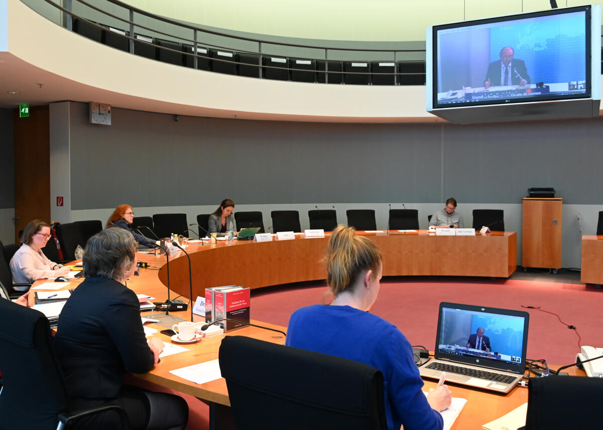 Gyde Jensen, (im Vordergrund re), FDP, Vorsitzende des Ausschusses des Deutschen Bundestages für Menschenrechte und humanitäre Hilfe, leitet eine Ausschusssitzung, zu der der Präsident der Parlamentarischen Versammlung des Europarates, Rik Daems (auf dem Bildschirm), per webex-Videokonferenz zugeschaltet ist.; Übersicht. Jensen, Gyde; Daems, Rik Gyde Jensen, (im Vordergrund re), FDP, Vorsitzende des Ausschusses des Deutschen Bundestages für Menschenrechte und humanitäre Hilfe, leitet eine Ausschusssitzung, zu der der Präsident der Parlamentarischen Versammlung des Europarates, Rik Daems (auf dem Bildschirm), per webex-Videokonferenz zugeschaltet ist.; Übersicht.