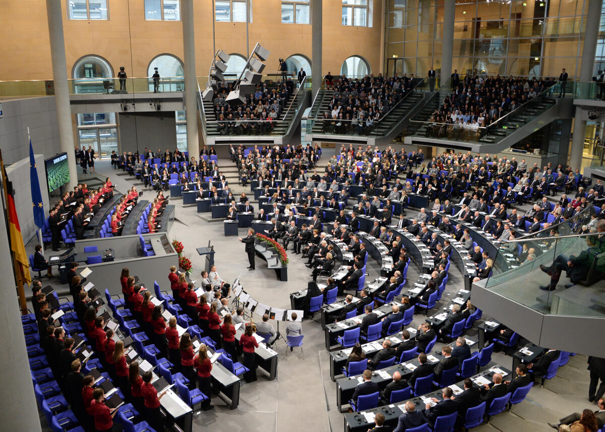  Die zentrale Gedenkstunde zum Volkstrauertag 2017, die unter der Schirmherrschaft des Bundestagspräsidenten Dr. Wolfgang Schäuble steht, findet im Plenarsaal des Deutschen Bundestages statt. Wolfgang Schneiderhan, Präsident des Volksbundes Deutsche Kriegsgräberfürsorge, hält die Begrüßungsansprache, Jüri Ratas, estnischer Ministerpräsident und Präsident des Rates der Europäischen Union, hält die Gedenkrede. Bundestagspräsident Dr. Frank-Walter Steinmeier spricht das Totengedenken. Der Jugendchor "Die Primaner" des Georg-Friedrich-Händel-Gymnasiums Berlin sorgt für die musikalische Gestaltung. Schülerinnen und Schüler der deutsch-russischen Schulkooperation des Friedrichsgymnasiums Kassel halten eine Lesung.; Übersicht.