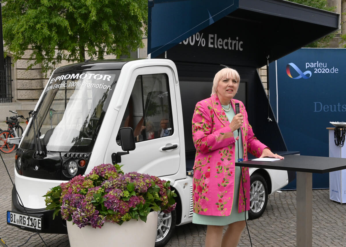 Bundestagsvizepräsidentin Claudia Roth, Bündnis 90/Die Grünen, übergibt ein elektrisch angetriebenes Informationsmobil (Infomobil), mit dem der Deutsche Bundestag bis Ende des Jahres über die interparlamentarischen Treffen und Konferenzen der Parlamentarischen Dimension der EU-Ratspräsidentschaft und die Rolle des deutschen Parlaments in EU-Angelegenheiten informiert. Roth, Claudia Bundestagsvizepräsidentin Claudia Roth, Bündnis 90/Die Grünen, übergibt ein elektrisch angetriebenes Informationsmobil (Infomobil), mit dem der Deutsche Bundestag bis Ende des Jahres über die interparlamentarischen Treffen und Konferenzen der Parlamentarischen Dimension der EU-Ratspräsidentschaft und die Rolle des deutschen Parlaments in EU-Angelegenheiten informiert.