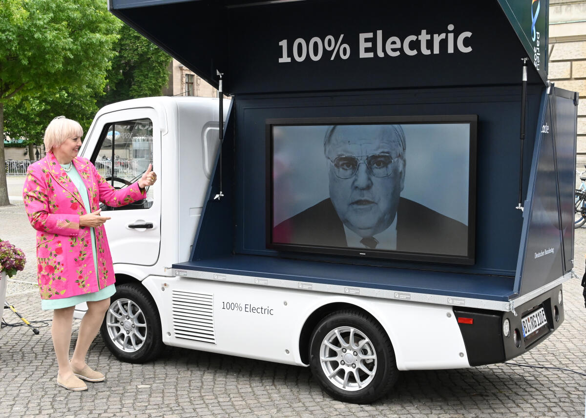 Bundestagsvizepräsidentin Claudia Roth, Bündnis 90/Die Grünen, übergibt ein elektrisch angetriebenes Informationsmobil (Infomobil), mit dem der Deutsche Bundestag bis Ende des Jahres über die interparlamentarischen Treffen und Konferenzen der Parlamentarischen Dimension der EU-Ratspräsidentschaft und die Rolle des deutschen Parlaments in EU-Angelegenheiten informiert. Roth, Claudia Bundestagsvizepräsidentin Claudia Roth, Bündnis 90/Die Grünen, übergibt ein elektrisch angetriebenes Informationsmobil (Infomobil), mit dem der Deutsche Bundestag bis Ende des Jahres über die interparlamentarischen Treffen und Konferenzen der Parlamentarischen Dimension der EU-Ratspräsidentschaft und die Rolle des deutschen Parlaments in EU-Angelegenheiten informiert.