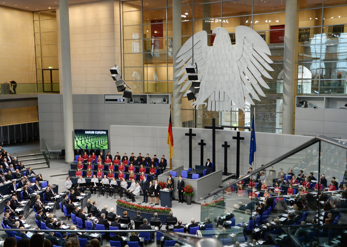  Die zentrale Gedenkstunde zum Volkstrauertag 2017, die unter der Schirmherrschaft des Bundestagspräsidenten Dr. Wolfgang Schäuble steht, findet im Plenarsaal des Deutschen Bundestages statt. Wolfgang Schneiderhan, Präsident des Volksbundes Deutsche Kriegsgräberfürsorge, hält die Begrüßungsansprache, Jüri Ratas, estnischer Ministerpräsident und Präsident des Rates der Europäischen Union, hält die Gedenkrede. Bundestagspräsident Dr. Frank-Walter Steinmeier spricht das Totengedenken. Der Jugendchor "Die Primaner" des Georg-Friedrich-Händel-Gymnasiums Berlin sorgt für die musikalische Gestaltung. Schülerinnen und Schüler der deutsch-russischen Schulkooperation des Friedrichsgymnasiums Kassel halten eine Lesung.; Übersicht, Adler, Bundesadler, Kreuz, Kreuze.