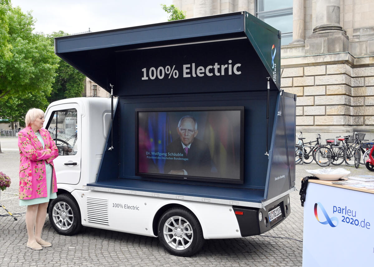Bundestagsvizepräsidentin Claudia Roth, Bündnis 90/Die Grünen, übergibt ein elektrisch angetriebenes Informationsmobil (Infomobil), mit dem der Deutsche Bundestag bis Ende des Jahres über die interparlamentarischen Treffen und Konferenzen der Parlamentarischen Dimension der EU-Ratspräsidentschaft und die Rolle des deutschen Parlaments in EU-Angelegenheiten informiert. Roth, Claudia Bundestagsvizepräsidentin Claudia Roth, Bündnis 90/Die Grünen, übergibt ein elektrisch angetriebenes Informationsmobil (Infomobil), mit dem der Deutsche Bundestag bis Ende des Jahres über die interparlamentarischen Treffen und Konferenzen der Parlamentarischen Dimension der EU-Ratspräsidentschaft und die Rolle des deutschen Parlaments in EU-Angelegenheiten informiert.