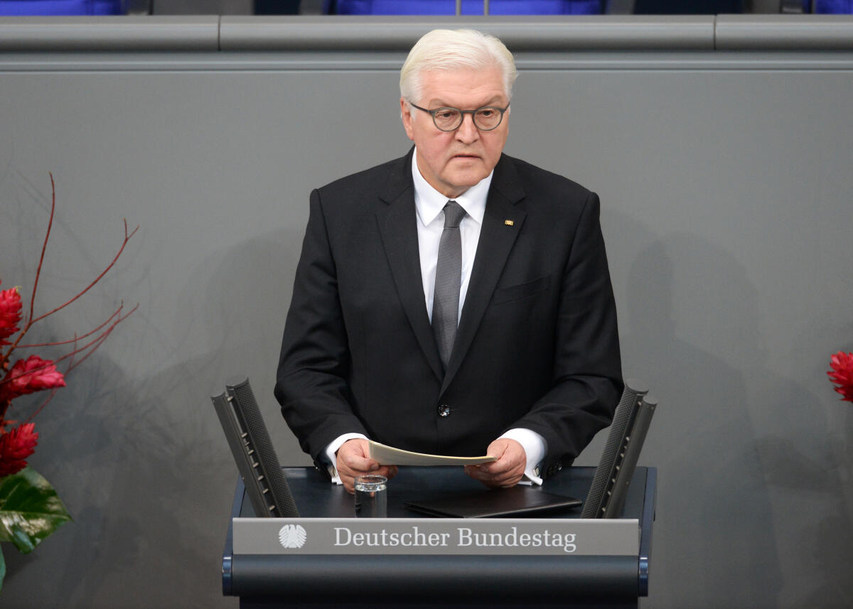 Steinmeier, Frank-Walter Die zentrale Gedenkstunde zum Volkstrauertag 2017, die unter der Schirmherrschaft des Bundestagspräsidenten Dr. Wolfgang Schäuble steht, findet im Plenarsaal des Deutschen Bundestages statt. Wolfgang Schneiderhan, Präsident des Volksbundes Deutsche Kriegsgräberfürsorge, hält die Begrüßungsansprache, Jüri Ratas, estnischer Ministerpräsident und Präsident des Rates der Europäischen Union, hält die Gedenkrede. Bundestagspräsident Dr. Frank-Walter Steinmeier (hier im Bild) spricht das Totengedenken. Der Jugendchor "Die Primaner" des Georg-Friedrich-Händel-Gymnasiums Berlin sorgt für die musikalische Gestaltung. Schülerinnen und Schüler der deutsch-russischen Schulkooperation des Friedrichsgymnasiums Kassel halten eine Lesung.