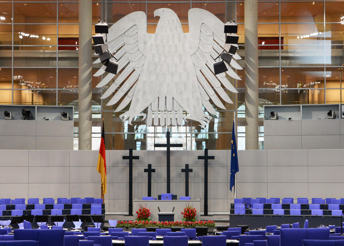  Die zentrale Gedenkstunde zum Volkstrauertag 2017, die unter der Schirmherrschaft des Bundestagspräsidenten Dr. Wolfgang Schäuble steht, findet im Plenarsaal des Deutschen Bundestages statt. Wolfgang Schneiderhan, Präsident des Volksbundes Deutsche Kriegsgräberfürsorge, hält die Begrüßungsansprache, Jüri Ratas, estnischer Ministerpräsident und Präsident des Rates der Europäischen Union, hält die Gedenkrede. Bundestagspräsident Dr. Frank-Walter Steinmeier spricht das Totengedenken. Der Jugendchor "Die Primaner" des Georg-Friedrich-Händel-Gymnasiums Berlin sorgt für die musikalische Gestaltung. Schülerinnen und Schüler der deutsch-russischen Schulkooperation des Friedrichsgymnasiums Kassel halten eine Lesung.; Übersicht, Adler, Bundesadler, Kreuz, Kreuze.