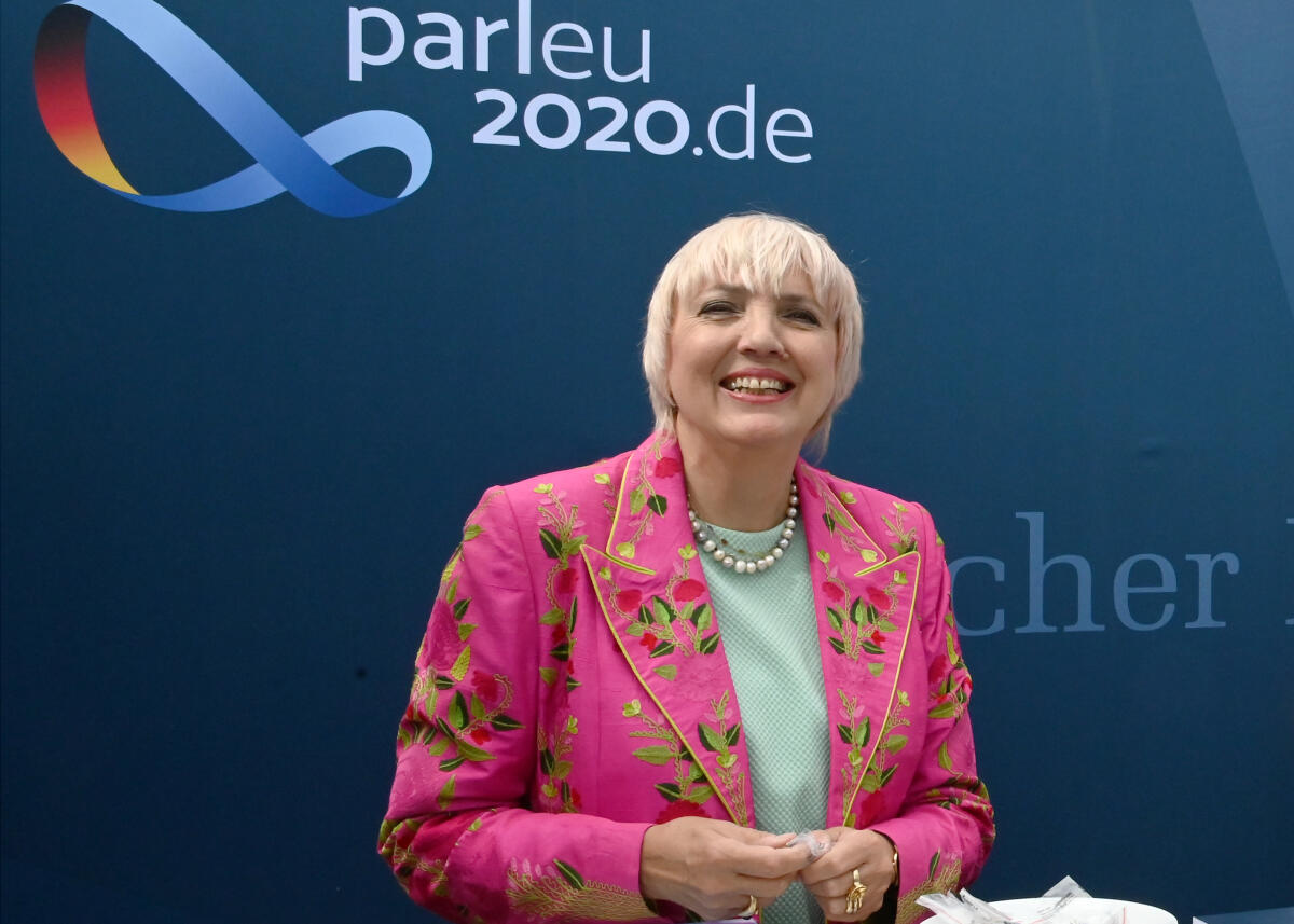 Bundestagsvizepräsidentin Claudia Roth, Bündnis 90/Die Grünen, übergibt ein elektrisch angetriebenes Informationsmobil (Infomobil), mit dem der Deutsche Bundestag bis Ende des Jahres über die interparlamentarischen Treffen und Konferenzen der Parlamentarischen Dimension der EU-Ratspräsidentschaft und die Rolle des deutschen Parlaments in EU-Angelegenheiten informiert. Roth, Claudia Bundestagsvizepräsidentin Claudia Roth, Bündnis 90/Die Grünen, übergibt ein elektrisch angetriebenes Informationsmobil (Infomobil), mit dem der Deutsche Bundestag bis Ende des Jahres über die interparlamentarischen Treffen und Konferenzen der Parlamentarischen Dimension der EU-Ratspräsidentschaft und die Rolle des deutschen Parlaments in EU-Angelegenheiten informiert.