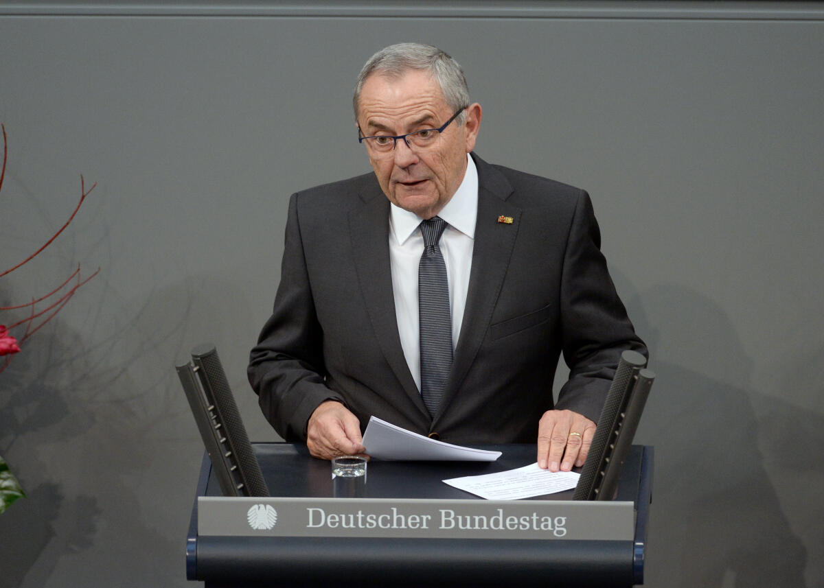 Schneiderhan, Wolfgang Die zentrale Gedenkstunde zum Volkstrauertag 2017, die unter der Schirmherrschaft des Bundestagspräsidenten Dr. Wolfgang Schäuble steht, findet im Plenarsaal des Deutschen Bundestages statt. Wolfgang Schneiderhan, (hier im Bild), Präsident des Volksbundes Deutsche Kriegsgräberfürsorge, hält die Begrüßungsansprache, Jüri Ratas, estnischer Ministerpräsident und Präsident des Rates der Europäischen Union, hält die Gedenkrede. Bundestagspräsident Dr. Frank-Walter Steinmeier spricht das Totengedenken. Der Jugendchor "Die Primaner" des Georg-Friedrich-Händel-Gymnasiums Berlin sorgt für die musikalische Gestaltung. Schülerinnen und Schüler der deutsch-russischen Schulkooperation des Friedrichsgymnasiums Kassel halten eine Lesung.