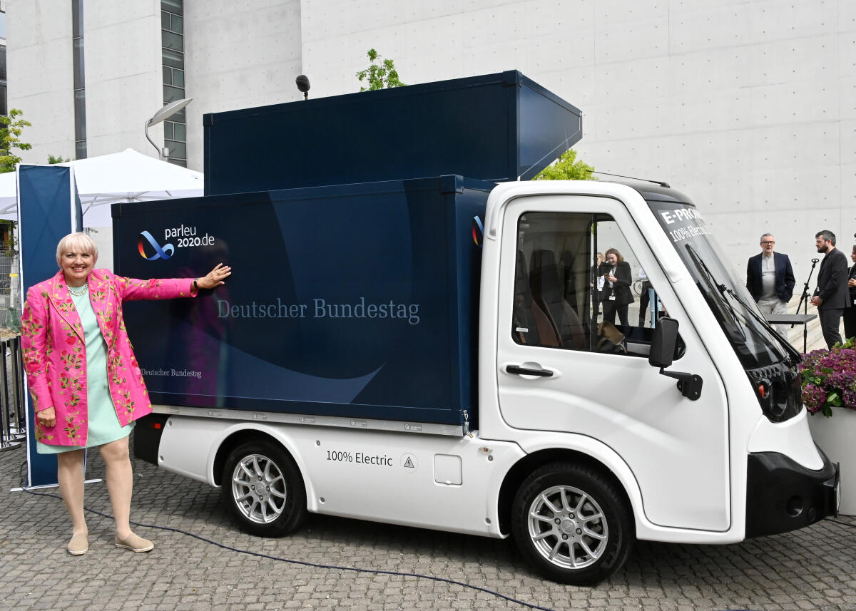 Bundestagsvizepräsidentin Claudia Roth, Bündnis 90/Die Grünen, übergibt ein elektrisch angetriebenes Informationsmobil (Infomobil), mit dem der Deutsche Bundestag bis Ende des Jahres über die interparlamentarischen Treffen und Konferenzen der Parlamentarischen Dimension der EU-Ratspräsidentschaft und die Rolle des deutschen Parlaments in EU-Angelegenheiten informiert. Roth, Claudia Bundestagsvizepräsidentin Claudia Roth, Bündnis 90/Die Grünen, übergibt ein elektrisch angetriebenes Informationsmobil (Infomobil), mit dem der Deutsche Bundestag bis Ende des Jahres über die interparlamentarischen Treffen und Konferenzen der Parlamentarischen Dimension der EU-Ratspräsidentschaft und die Rolle des deutschen Parlaments in EU-Angelegenheiten informiert.