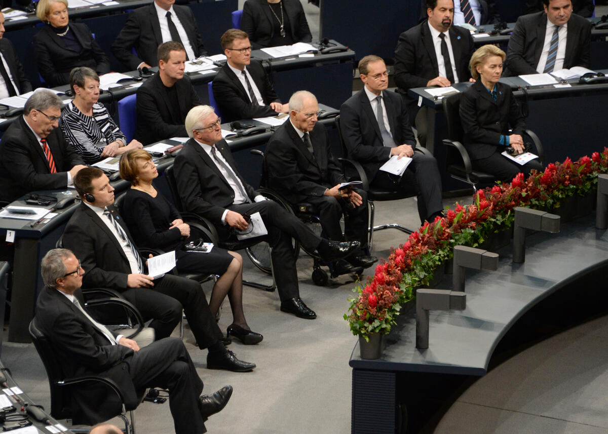 Die zentrale Gedenkstunde zum Volkstrauertag 2017, die unter der Schirmherrschaft des Bundestagspräsidenten Dr. Wolfgang Schäuble (1. Reihe 3.v.re, mit den Verfassungsorganen) steht, findet im Plenarsaal des Deutschen Bundestages statt. Wolfgang Schneiderhan, Präsident des Volksbundes Deutsche Kriegsgräberfürsorge, hält die Begrüßungsansprache, Jüri Ratas, estnischer Ministerpräsident und Präsident des Rates der Europäischen Union, hält die Gedenkrede. Bundestagspräsident Dr. Frank-Walter Steinmeier spricht das Totengedenken. Der Jugendchor "Die Primaner" des Georg-Friedrich-Händel-Gymnasiums Berlin sorgt für die musikalische Gestaltung. Schülerinnen und Schüler der deutsch-russischen Schulkooperation des Friedrichsgymnasiums Kassel halten eine Lesung. Ratas, Jüri; Steinmeier, Frank-Walter; Schäuble, Wolfgang; Schneiderhan, Wolfgang Die zentrale Gedenkstunde zum Volkstrauertag 2017, die unter der Schirmherrschaft des Bundestagspräsidenten Dr. Wolfgang Schäuble (1. Reihe 3.v.re, mit den Verfassungsorganen) steht, findet im Plenarsaal des Deutschen Bundestages statt. Wolfgang Schneiderhan, Präsident des Volksbundes Deutsche Kriegsgräberfürsorge, hält die Begrüßungsansprache, Jüri Ratas, estnischer Ministerpräsident und Präsident des Rates der Europäischen Union, hält die Gedenkrede. Bundestagspräsident Dr. Frank-Walter Steinmeier spricht das Totengedenken. Der Jugendchor "Die Primaner" des Georg-Friedrich-Händel-Gymnasiums Berlin sorgt für die musikalische Gestaltung. Schülerinnen und Schüler der deutsch-russischen Schulkooperation des Friedrichsgymnasiums Kassel halten eine Lesung.