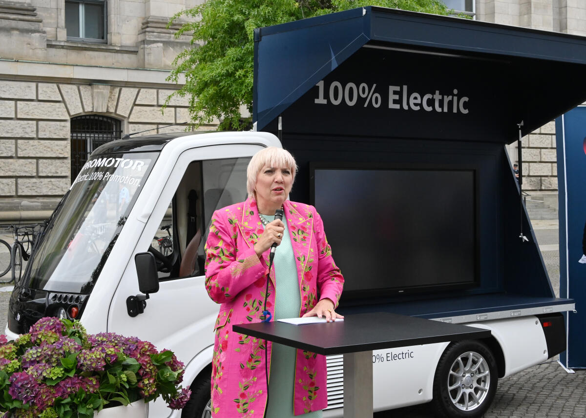 Bundestagsvizepräsidentin Claudia Roth, Bündnis 90/Die Grünen, übergibt ein elektrisch angetriebenes Informationsmobil (Infomobil), mit dem der Deutsche Bundestag bis Ende des Jahres über die interparlamentarischen Treffen und Konferenzen der Parlamentarischen Dimension der EU-Ratspräsidentschaft und die Rolle des deutschen Parlaments in EU-Angelegenheiten informiert. Roth, Claudia Bundestagsvizepräsidentin Claudia Roth, Bündnis 90/Die Grünen, übergibt ein elektrisch angetriebenes Informationsmobil (Infomobil), mit dem der Deutsche Bundestag bis Ende des Jahres über die interparlamentarischen Treffen und Konferenzen der Parlamentarischen Dimension der EU-Ratspräsidentschaft und die Rolle des deutschen Parlaments in EU-Angelegenheiten informiert.