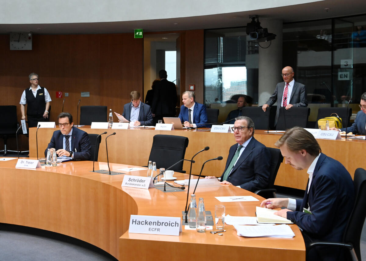 Klaus Ernst, DIE LINKE, Vorsitzender des Ausschusses des Deutschen Bundestages für Wirtschaft und Energie, leitet eine Öffentliche Anhörung zum Thema "Sicherung und Souveränität deutscher und europäischer energiepolitischer Entscheidungen" (Nord Stream 2), an der Bundeskanzler a. D. Gerhard Schröder (2.v.re), als Sachverständiger teilnimmt.; Übersicht. Schröder, Gerhard Klaus Ernst, DIE LINKE, Vorsitzender des Ausschusses des Deutschen Bundestages für Wirtschaft und Energie, leitet eine Öffentliche Anhörung zum Thema "Sicherung und Souveränität deutscher und europäischer energiepolitischer Entscheidungen" (Nord Stream 2), an der Bundeskanzler a. D. Gerhard Schröder (2.v.re), als Sachverständiger teilnimmt.; Übersicht.