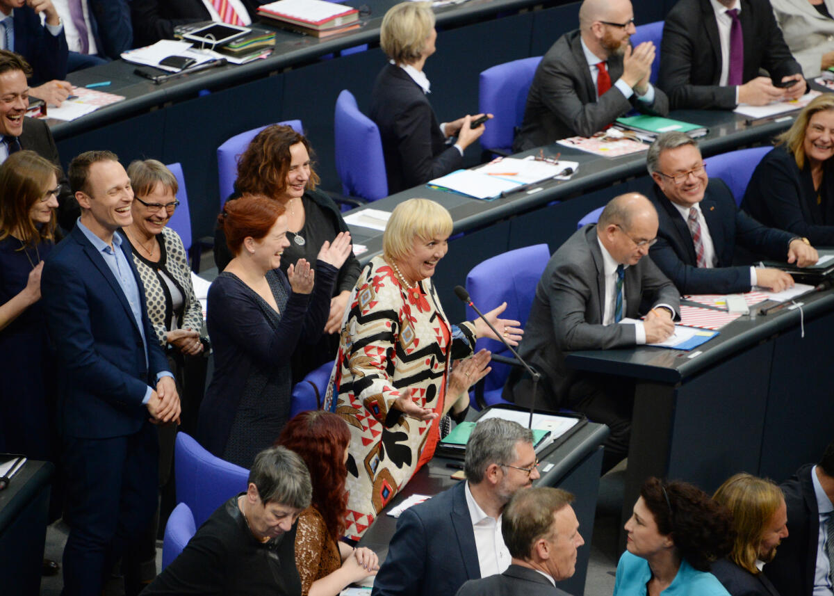 Roth, Claudia Konstituierende Sitzung des 19. Deutschen Bundestages am 24. Oktober 2017. 1. Sitzung zur Wahl des Bundestagspräsidenten und der stellvertretenden Bundestagsvizepräsidenten. Alterspräsident Hermann Otto Solms, FDP, eröffnet die Sitzung. Dr. Wolfgang Schäuble, CDU/CSU, wird zum Bundestagspräsidenten gewählt. Thomas Oppermann, SPD, Wolfgang Kubicki, FDP, Claudia Roth, (hier im Bild), Bündnis 90/Die Grünen, Petra Pau, DIE LINKE, und Dr. Hans-Peter Friedrich, CDU/CSU, werden zu Stellvertretern gewählt. Albrecht Glaser, AfD, wird in drei Wahlgängen nicht gewählt.; Deutscher Bundestag, Bundestagspräsident, Präsident, Bundestagsvizepräsident, Bundestagsvizepräsidentin, Wahl.