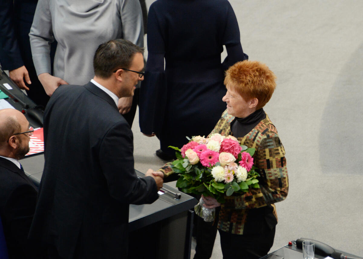 Pau, Petra Konstituierende Sitzung des 19. Deutschen Bundestages am 24. Oktober 2017. 1. Sitzung zur Wahl des Bundestagspräsidenten und der stellvertretenden Bundestagsvizepräsidenten. Alterspräsident Hermann Otto Solms, FDP, eröffnet die Sitzung. Dr. Wolfgang Schäuble, CDU/CSU, wird zum Bundestagspräsidenten gewählt. Thomas Oppermann, SPD, Wolfgang Kubicki, FDP, Claudia Roth, Bündnis 90/Die Grünen, Petra Pau, (hier im Bild), DIE LINKE, und Dr. Hans-Peter Friedrich, CDU/CSU, werden zu Stellvertretern gewählt. Albrecht Glaser, AfD, wird in drei Wahlgängen nicht gewählt.; Deutscher Bundestag, Bundestagspräsident, Präsident, Bundestagsvizepräsident, Bundestagsvizepräsidentin, Wahl.