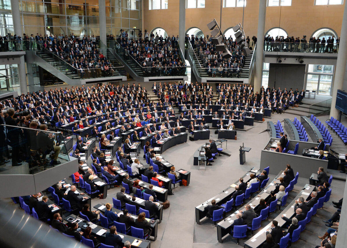  Konstituierende Sitzung des 19. Deutschen Bundestages am 24. Oktober 2017. 1. Sitzung zur Wahl des Bundestagspräsidenten und der stellvertretenden Bundestagsvizepräsidenten. Alterspräsident Hermann Otto Solms, FDP, eröffnet die Sitzung. Dr. Wolfgang Schäuble, CDU/CSU, wird zum Bundestagspräsidenten gewählt. Thomas Oppermann, SPD, Wolfgang Kubicki, FDP, Claudia Roth, Bündnis 90/Die Grünen, Petra Pau, DIE LINKE, und Dr. Hans-Peter Friedrich, CDU/CSU, werden zu Stellvertretern gewählt. Albrecht Glaser, AfD, wird in drei Wahlgängen nicht gewählt.; Deutscher Bundestag, Bundestagspräsident, Präsident, Bundestagsvizepräsident, Bundestagsvizepräsidentin, Wahl, Übersicht.