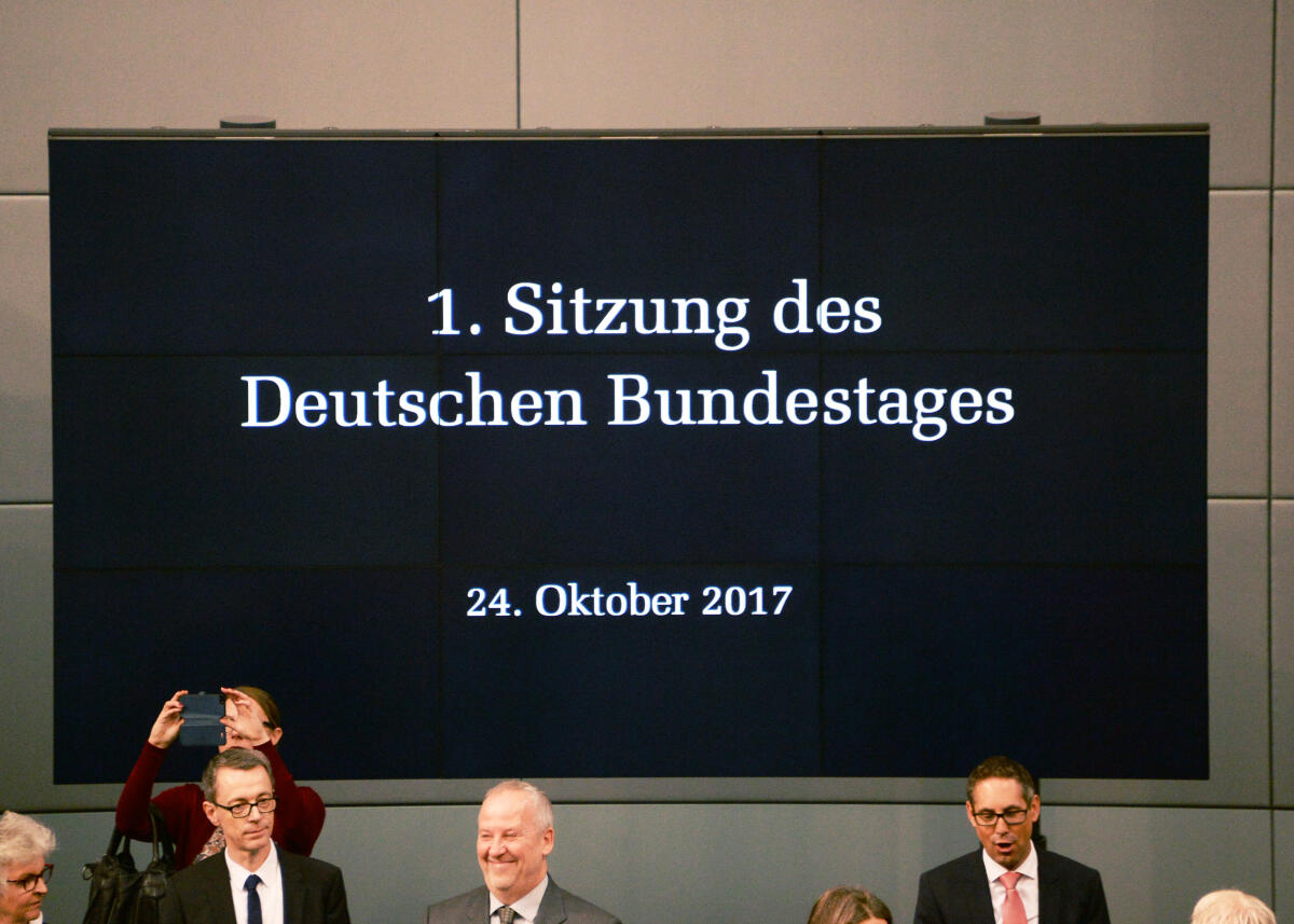  Konstituierende Sitzung des 19. Deutschen Bundestages am 24. Oktober 2017. 1. Sitzung zur Wahl des Bundestagspräsidenten und der stellvertretenden Bundestagsvizepräsidenten. Alterspräsident Hermann Otto Solms, FDP, eröffnet die Sitzung. Dr. Wolfgang Schäuble, CDU/CSU, wird zum Bundestagspräsidenten gewählt. Thomas Oppermann, SPD, Wolfgang Kubicki, FDP, Claudia Roth, Bündnis 90/Die Grünen, Petra Pau, DIE LINKE, und Dr. Hans-Peter Friedrich, CDU/CSU, werden zu Stellvertretern gewählt. Albrecht Glaser, AfD, wird in drei Wahlgängen nicht gewählt.; Deutscher Bundestag, Bundestagspräsident, Präsident, Bundestagsvizepräsident, Bundestagsvizepräsidentin, Wahl, Videowand, Videotafel.