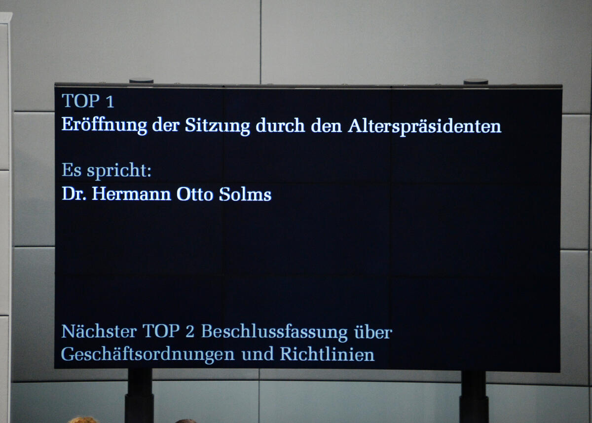  Konstituierende Sitzung des 19. Deutschen Bundestages am 24. Oktober 2017. 1. Sitzung zur Wahl des Bundestagspräsidenten und der stellvertretenden Bundestagsvizepräsidenten. Alterspräsident Hermann Otto Solms, FDP, eröffnet die Sitzung. Dr. Wolfgang Schäuble, CDU/CSU, wird zum Bundestagspräsidenten gewählt. Thomas Oppermann, SPD, Wolfgang Kubicki, FDP, Claudia Roth, Bündnis 90/Die Grünen, Petra Pau, DIE LINKE, und Dr. Hans-Peter Friedrich, CDU/CSU, werden zu Stellvertretern gewählt. Albrecht Glaser, AfD, wird in drei Wahlgängen nicht gewählt.; Deutscher Bundestag, Bundestagspräsident, Präsident, Bundestagsvizepräsident, Bundestagsvizepräsidentin, Wahl, Videowand, Videotafel.