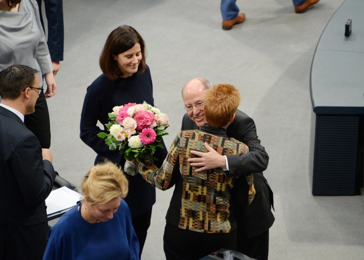Pau, Petra; Gysi, Gregor Konstituierende Sitzung des 19. Deutschen Bundestages am 24. Oktober 2017. 1. Sitzung zur Wahl des Bundestagspräsidenten und der stellvertretenden Bundestagsvizepräsidenten. Alterspräsident Hermann Otto Solms, FDP, eröffnet die Sitzung. Dr. Wolfgang Schäuble, CDU/CSU, wird zum Bundestagspräsidenten gewählt. Thomas Oppermann, SPD, Wolfgang Kubicki, FDP, Claudia Roth, Bündnis 90/Die Grünen, Petra Pau, (im Bild), DIE LINKE, hier gratuliert Dr. Gregor Gysi, und Dr. Hans-Peter Friedrich, CDU/CSU, werden zu Stellvertretern gewählt. Albrecht Glaser, AfD, wird in drei Wahlgängen nicht gewählt.; Deutscher Bundestag, Bundestagspräsident, Präsident, Bundestagsvizepräsident, Bundestagsvizepräsidentin, Wahl.
