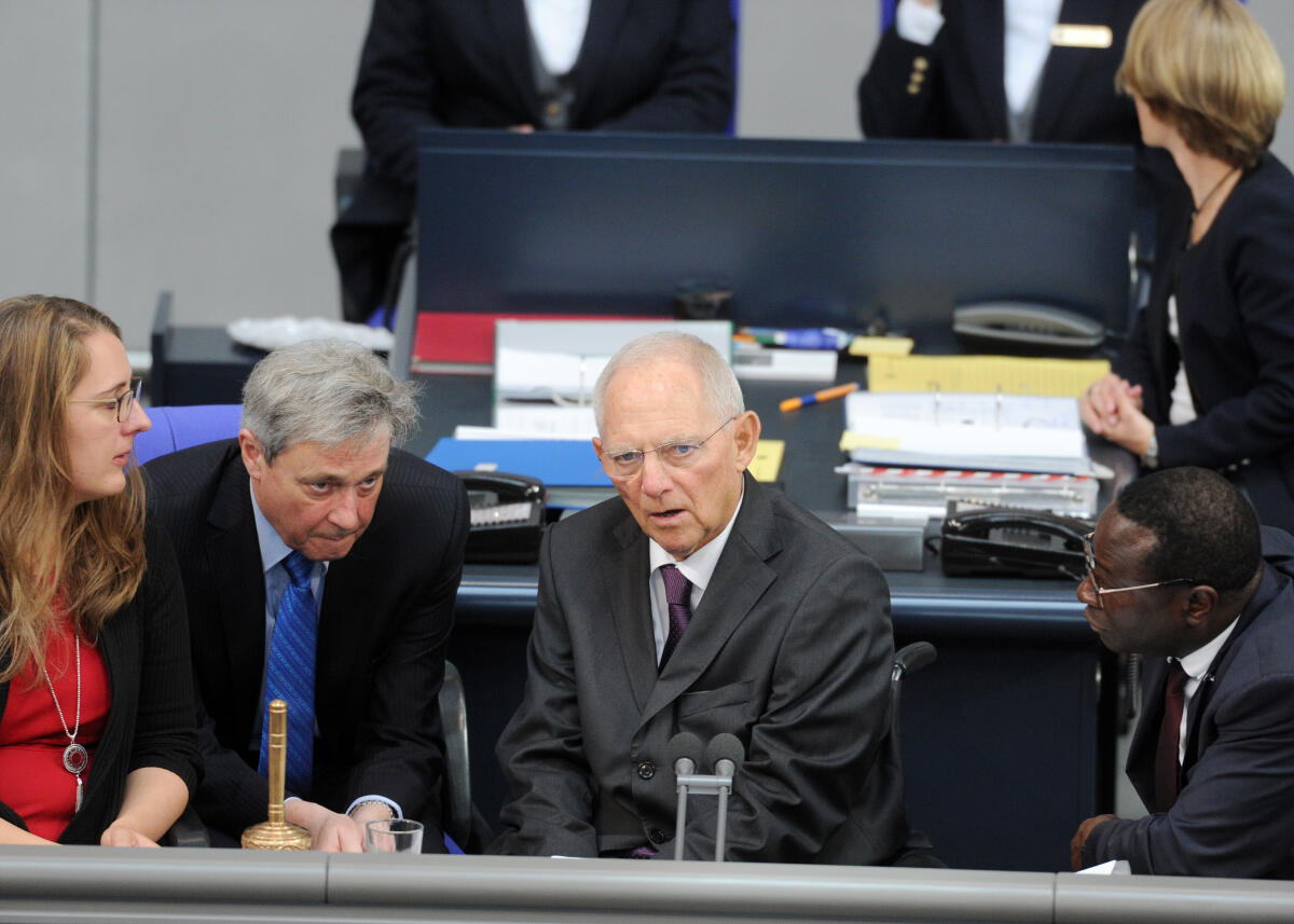 Schäuble, Wolfgang; Risse, Horst; Dröge, Katharina; Diaby, Karamba Konstituierende Sitzung des 19. Deutschen Bundestages am 24. Oktober 2017. 1. Sitzung zur Wahl des Bundestagspräsidenten und der stellvertretenden Bundestagsvizepräsidenten. Alterspräsident Hermann Otto Solms, FDP, eröffnet die Sitzung. Dr. Wolfgang Schäuble, (hier beim Vorsitz), CDU/CSU, wird zum Bundestagspräsidenten gewählt. Thomas Oppermann, SPD, Wolfgang Kubicki, FDP, Claudia Roth, Bündnis 90/Die Grünen, Petra Pau, DIE LINKE, und Dr. Hans-Peter Friedrich, CDU/CSU, werden zu Stellvertretern gewählt. Albrecht Glaser, AfD, wird in drei Wahlgängen nicht gewählt.  Schäuble mit dem Direktor beim Deutschen Bundestag, Staatssekretär Dr. Horst Risse, (2.v.li), und den Schriftführern Katharina Dröge, (li), Bündnis 90/Die Grünen, und Dr. Karamba Diaby, (re), SPD.; Deutscher Bundestag, Bundestagspräsident, Präsident, Bundestagsvizepräsident, Bundestagsvizepräsidentin, Wahl.