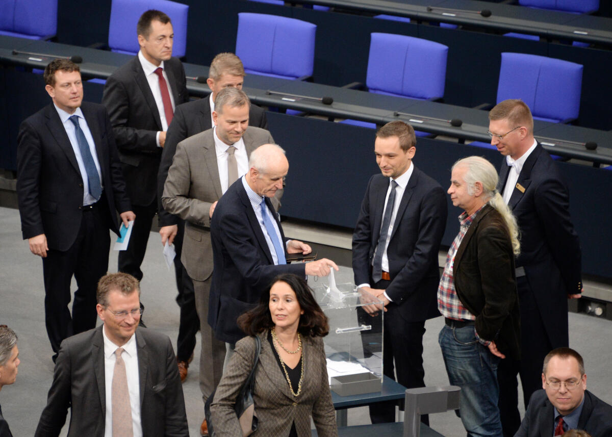 Konstituierende Sitzung des 19. Deutschen Bundestages am 24. Oktober 2017. 1. Sitzung zur Wahl des Bundestagspräsidenten und der stellvertretenden Bundestagsvizepräsidenten. Alterspräsident Hermann Otto Solms, FDP, eröffnet die Sitzung. Dr. Wolfgang Schäuble, CDU/CSU, wird zum Bundestagspräsidenten gewählt. Thomas Oppermann, SPD, Wolfgang Kubicki, FDP, Claudia Roth, Bündnis 90/Die Grünen, Petra Pau, DIE LINKE, und Dr. Hans-Peter Friedrich, CDU/CSU, werden zu Stellvertretern gewählt. Albrecht Glaser, (hier an der Wahlurne), AfD, wird in drei Wahlgängen nicht gewählt.; Deutscher Bundestag, Bundestagspräsident, Präsident, Bundestagsvizepräsident, Bundestagsvizepräsidentin, Wahl. Glaser, Albrecht Konstituierende Sitzung des 19. Deutschen Bundestages am 24. Oktober 2017. 1. Sitzung zur Wahl des Bundestagspräsidenten und der stellvertretenden Bundestagsvizepräsidenten. Alterspräsident Hermann Otto Solms, FDP, eröffnet die Sitzung. Dr. Wolfgang Schäuble, CDU/CSU, wird zum Bundestagspräsidenten gewählt. Thomas Oppermann, SPD, Wolfgang Kubicki, FDP, Claudia Roth, Bündnis 90/Die Grünen, Petra Pau, DIE LINKE, und Dr. Hans-Peter Friedrich, CDU/CSU, werden zu Stellvertretern gewählt. Albrecht Glaser, (hier an der Wahlurne), AfD, wird in drei Wahlgängen nicht gewählt.; Deutscher Bundestag, Bundestagspräsident, Präsident, Bundestagsvizepräsident, Bundestagsvizepräsidentin, Wahl.