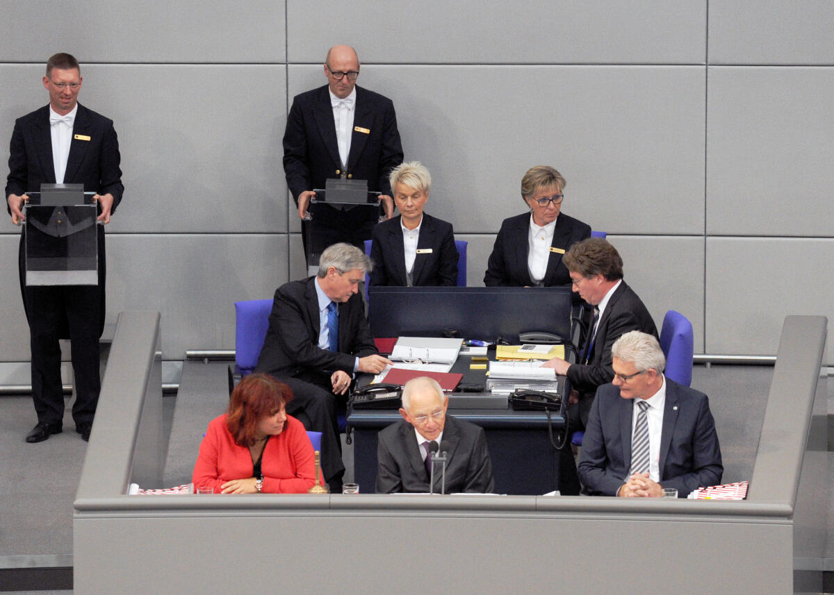 Schäuble, Wolfgang Konstituierende Sitzung des 19. Deutschen Bundestages am 24. Oktober 2017. 1. Sitzung zur Wahl des Bundestagspräsidenten und der stellvertretenden Bundestagsvizepräsidenten. Alterspräsident Hermann Otto Solms, FDP, eröffnet die Sitzung. Dr. Wolfgang Schäuble, (hier beim Vorsitz), CDU/CSU, wird zum Bundestagspräsidenten gewählt. Thomas Oppermann, SPD, Wolfgang Kubicki, FDP, Claudia Roth, Bündnis 90/Die Grünen, Petra Pau, DIE LINKE, und Dr. Hans-Peter Friedrich, CDU/CSU, werden zu Stellvertretern gewählt. Albrecht Glaser, AfD, wird in drei Wahlgängen nicht gewählt.; Deutscher Bundestag, Bundestagspräsident, Präsident, Bundestagsvizepräsident, Bundestagsvizepräsidentin, Wahl.