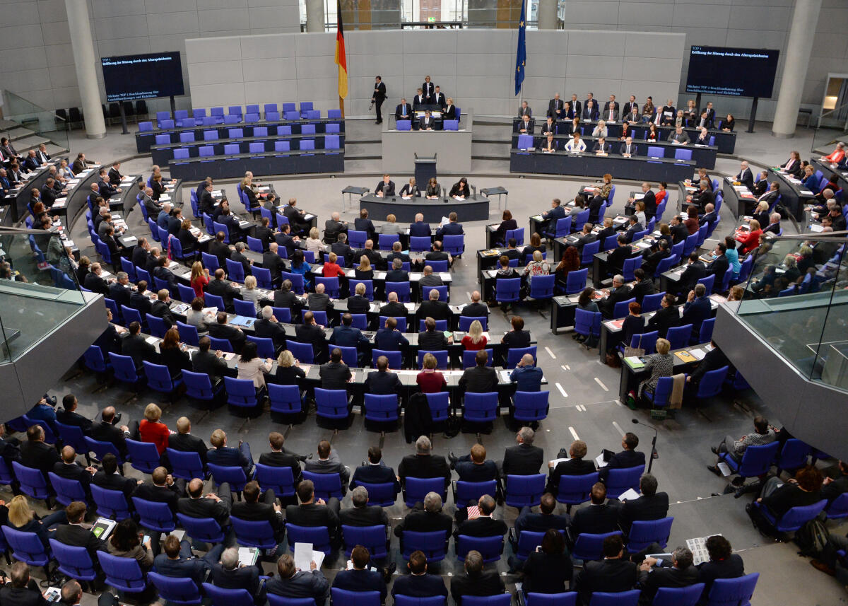  Konstituierende Sitzung des 19. Deutschen Bundestages am 24. Oktober 2017. 1. Sitzung zur Wahl des Bundestagspräsidenten und der stellvertretenden Bundestagsvizepräsidenten. Alterspräsident Hermann Otto Solms, FDP, eröffnet die Sitzung. Dr. Wolfgang Schäuble, CDU/CSU, wird zum Bundestagspräsidenten gewählt. Thomas Oppermann, SPD, Wolfgang Kubicki, FDP, Claudia Roth, Bündnis 90/Die Grünen, Petra Pau, DIE LINKE, und Dr. Hans-Peter Friedrich, CDU/CSU, werden zu Stellvertretern gewählt. Albrecht Glaser, AfD, wird in drei Wahlgängen nicht gewählt.; Deutscher Bundestag, Bundestagspräsident, Präsident, Bundestagsvizepräsident, Bundestagsvizepräsidentin, Wahl, Übersicht.