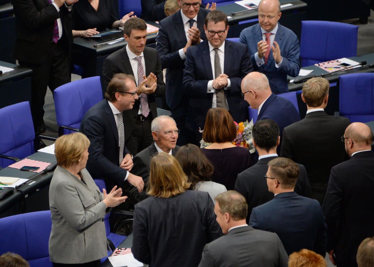 Schäuble, Wolfgang Konstituierende Sitzung des 19. Deutschen Bundestages am 24. Oktober 2017. 1. Sitzung zur Wahl des Bundestagspräsidenten und der stellvertretenden Bundestagsvizepräsidenten. Alterspräsident Hermann Otto Solms, FDP, eröffnet die Sitzung. Dr. Wolfgang Schäuble, (hier mit Gratulanten), CDU/CSU, wird zum Bundestagspräsidenten gewählt. Thomas Oppermann, SPD, Wolfgang Kubicki, FDP, Claudia Roth, Bündnis 90/Die Grünen, Petra Pau, DIE LINKE, und Dr. Hans-Peter Friedrich, CDU/CSU, werden zu Stellvertretern gewählt. Albrecht Glaser, AfD, wird in drei Wahlgängen nicht gewählt.; Deutscher Bundestag, Bundestagspräsident, Präsident, Bundestagsvizepräsident, Bundestagsvizepräsidentin, Wahl.