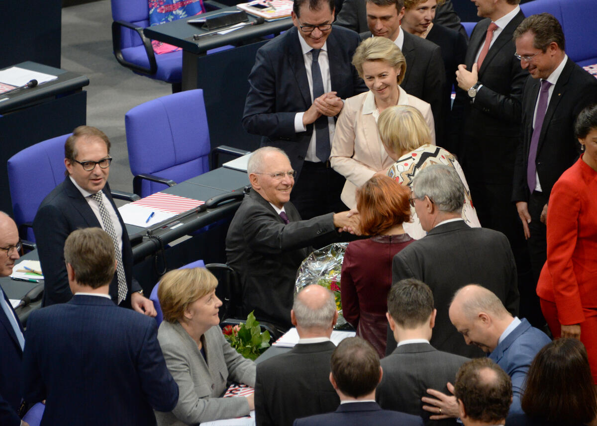Schäuble, Wolfgang; Merkel, Angela; Leyen, Ursula von der; Dobrindt, Alexander; Roth, Claudia; Kipping, Katja Konstituierende Sitzung des 19. Deutschen Bundestages am 24. Oktober 2017. 1. Sitzung zur Wahl des Bundestagspräsidenten und der stellvertretenden Bundestagsvizepräsidenten. Alterspräsident Hermann Otto Solms, FDP, eröffnet die Sitzung. Dr. Wolfgang Schäuble, (hier mit Gratulanten), CDU/CSU, wird zum Bundestagspräsidenten gewählt. Thomas Oppermann, SPD, Wolfgang Kubicki, FDP, Claudia Roth, Bündnis 90/Die Grünen, Petra Pau, DIE LINKE, und Dr. Hans-Peter Friedrich, CDU/CSU, werden zu Stellvertretern gewählt. Albrecht Glaser, AfD, wird in drei Wahlgängen nicht gewählt.; Deutscher Bundestag, Bundestagspräsident, Präsident, Bundestagsvizepräsident, Bundestagsvizepräsidentin, Wahl.