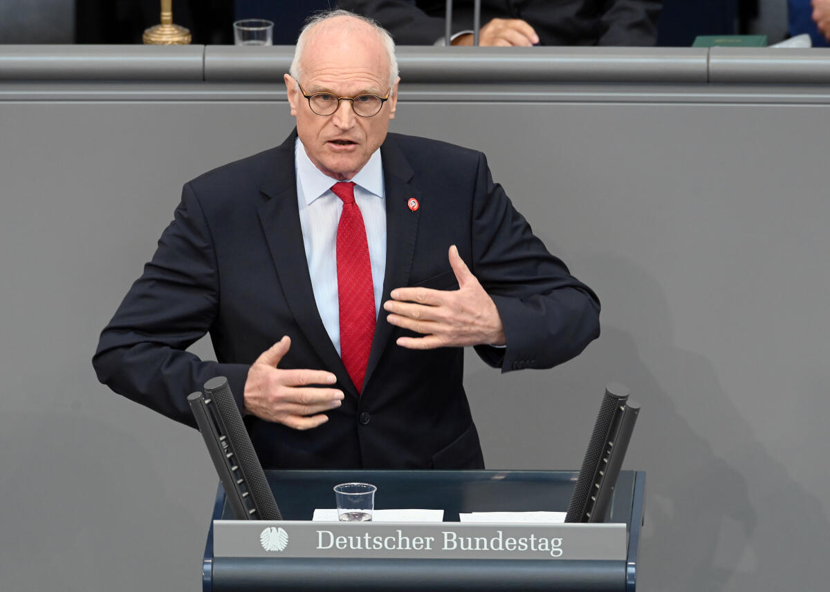 Binding, Lothar 168. Sitzung Deutscher Bundestag, TOP 1, Thema: "Zweites Corona-Steuerhilfegesetz". Lothar Binding, SPD, eröffnet als erster (1.) Redner die Debatte.; Rednerpult, Geste, Gestik.