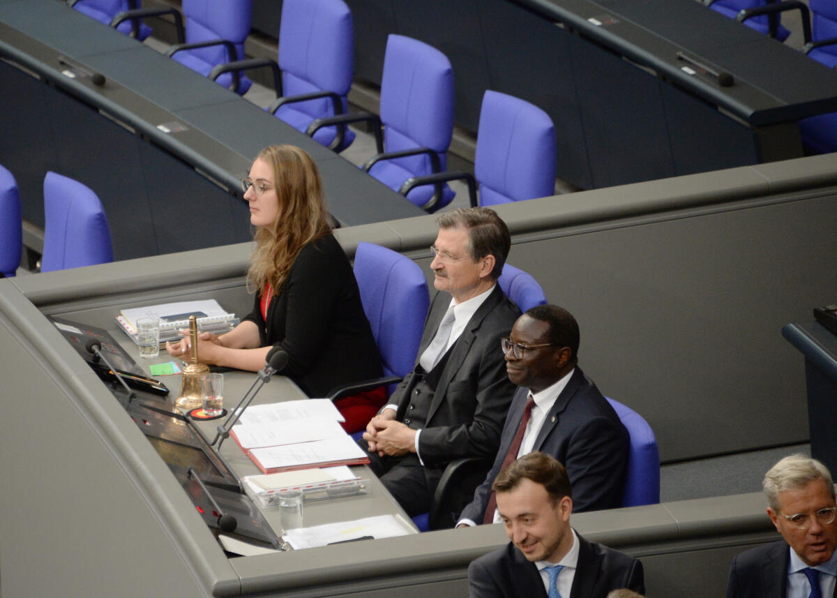 Solms, Hermann Otto; Diaby, Karamba; Dröge, Katharina Konstituierende Sitzung des 19. Deutschen Bundestages am 24. Oktober 2017. 1. Sitzung zur Wahl des Bundestagspräsidenten und der stellvertretenden Bundestagsvizepräsidenten. Alterspräsident Hermann Otto Solms, (hier beim Vorsitz), FDP, eröffnet die Sitzung. Dr. Wolfgang Schäuble, CDU/CSU, wird zum Bundestagspräsidenten gewählt. Thomas Oppermann, SPD, Wolfgang Kubicki, FDP, Claudia Roth, Bündnis 90/Die Grünen, Petra Pau, DIE LINKE, und Dr. Hans-Peter Friedrich, CDU/CSU, werden zu Stellvertretern gewählt. Albrecht Glaser, AfD, wird in drei Wahlgängen nicht gewählt.; Deutscher Bundestag, Bundestagspräsident, Präsident, Bundestagsvizepräsident, Bundestagsvizepräsidentin, Wahl.
