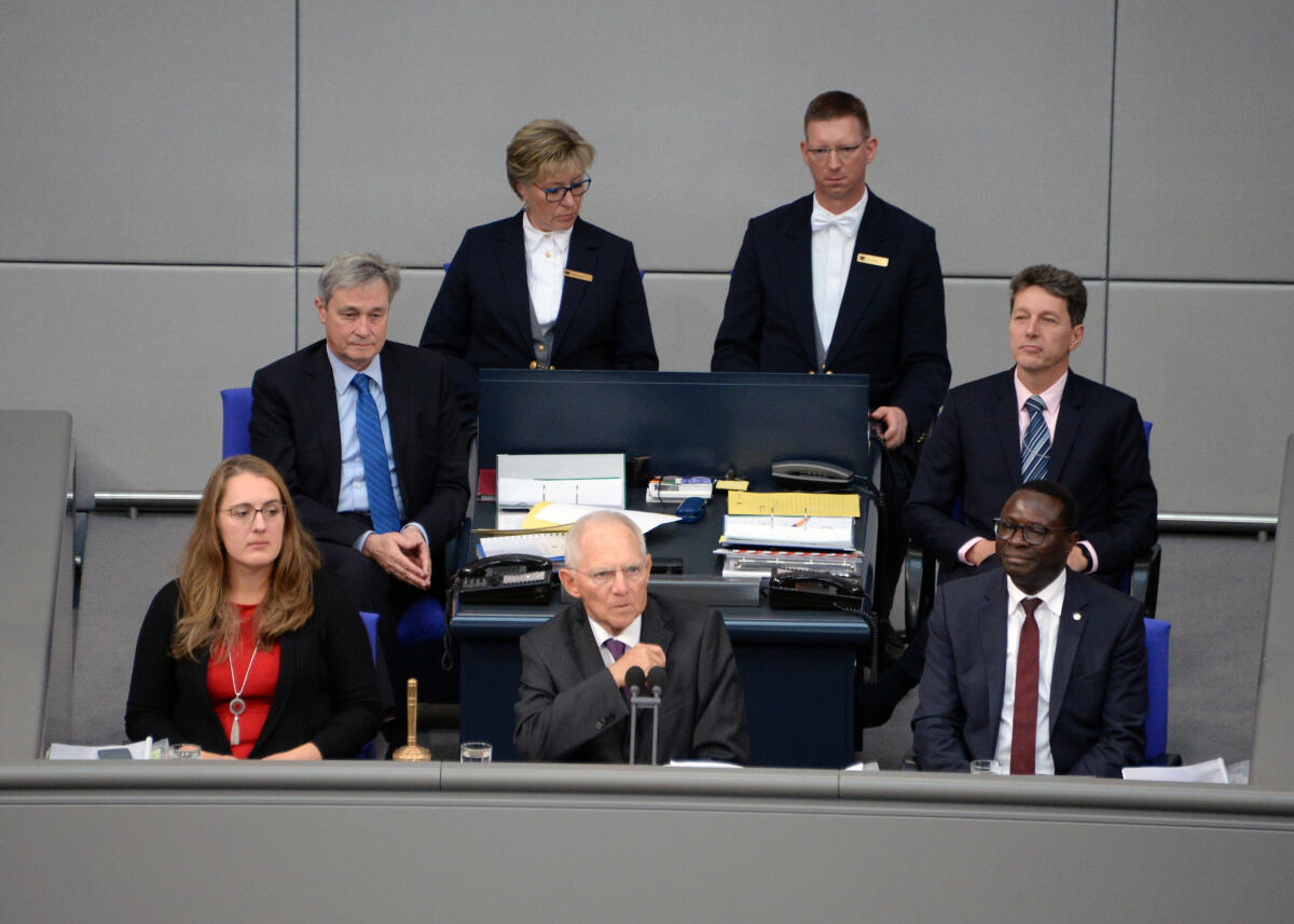 Schäuble, Wolfgang Konstituierende Sitzung des 19. Deutschen Bundestages am 24. Oktober 2017. 1. Sitzung zur Wahl des Bundestagspräsidenten und der stellvertretenden Bundestagsvizepräsidenten. Alterspräsident Hermann Otto Solms, FDP, eröffnet die Sitzung. Dr. Wolfgang Schäuble, (hier beim Vorsitz), CDU/CSU, wird zum Bundestagspräsidenten gewählt. Thomas Oppermann, SPD, Wolfgang Kubicki, FDP, Claudia Roth, Bündnis 90/Die Grünen, Petra Pau, DIE LINKE, und Dr. Hans-Peter Friedrich, CDU/CSU, werden zu Stellvertretern gewählt. Albrecht Glaser, AfD, wird in drei Wahlgängen nicht gewählt.; Deutscher Bundestag, Bundestagspräsident, Präsident, Bundestagsvizepräsident, Bundestagsvizepräsidentin, Wahl.