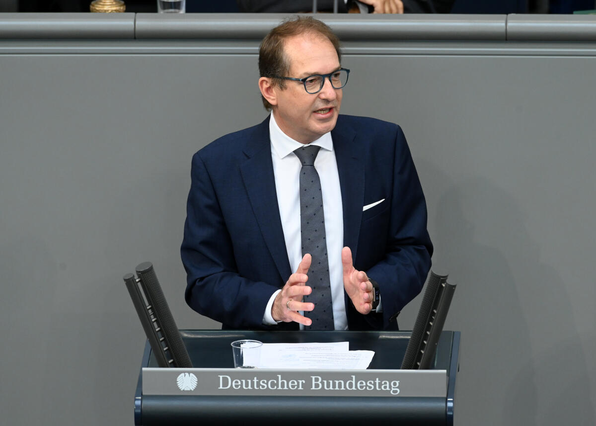 Dobrindt, Alexander 168. Sitzung Deutscher Bundestag, TOP 1, Thema: "Zweites Corona-Steuerhilfegesetz". U.a. Spricht Alexander Dobrindt, CDU/CSU, zu dem Thema.; Rednerpult, Geste, Gestik.