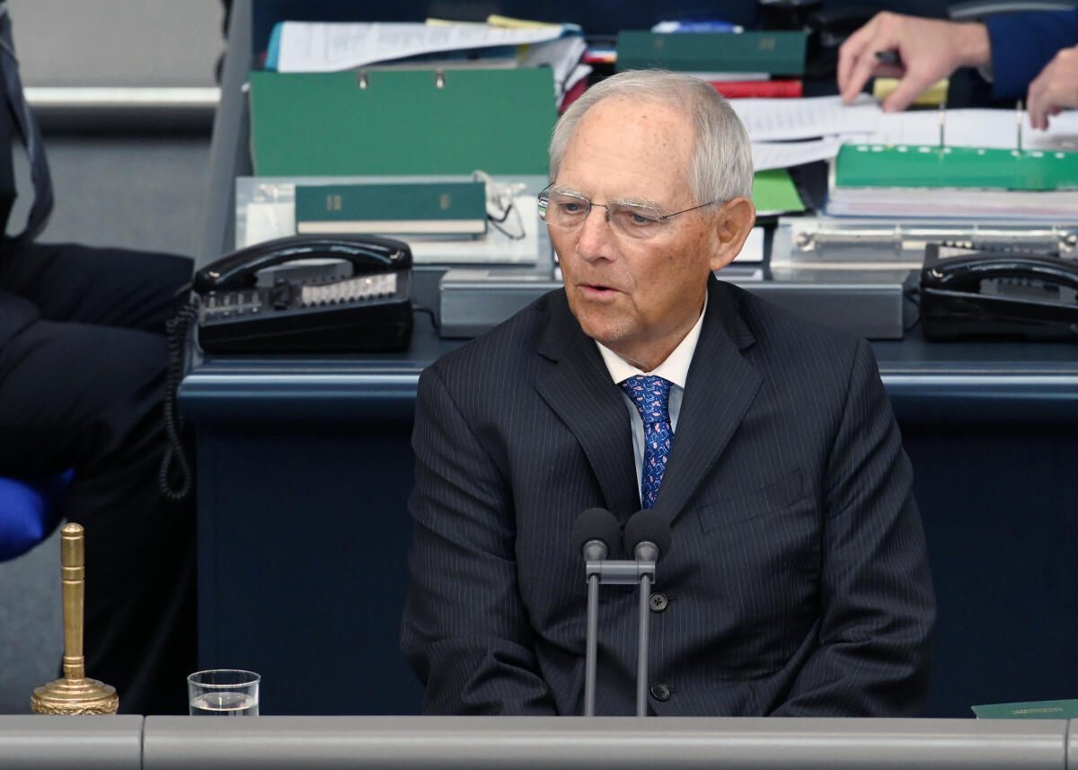 Schäuble, Wolfgang Bundestagspräsident Dr. Wolfgang Schäuble, CDU/CSU, eröffnet die 168. Sitzung Deutscher Bundestag, TOP 1, Thema: "Zweites Corona-Steuerhilfegesetz".; Vorsitz.