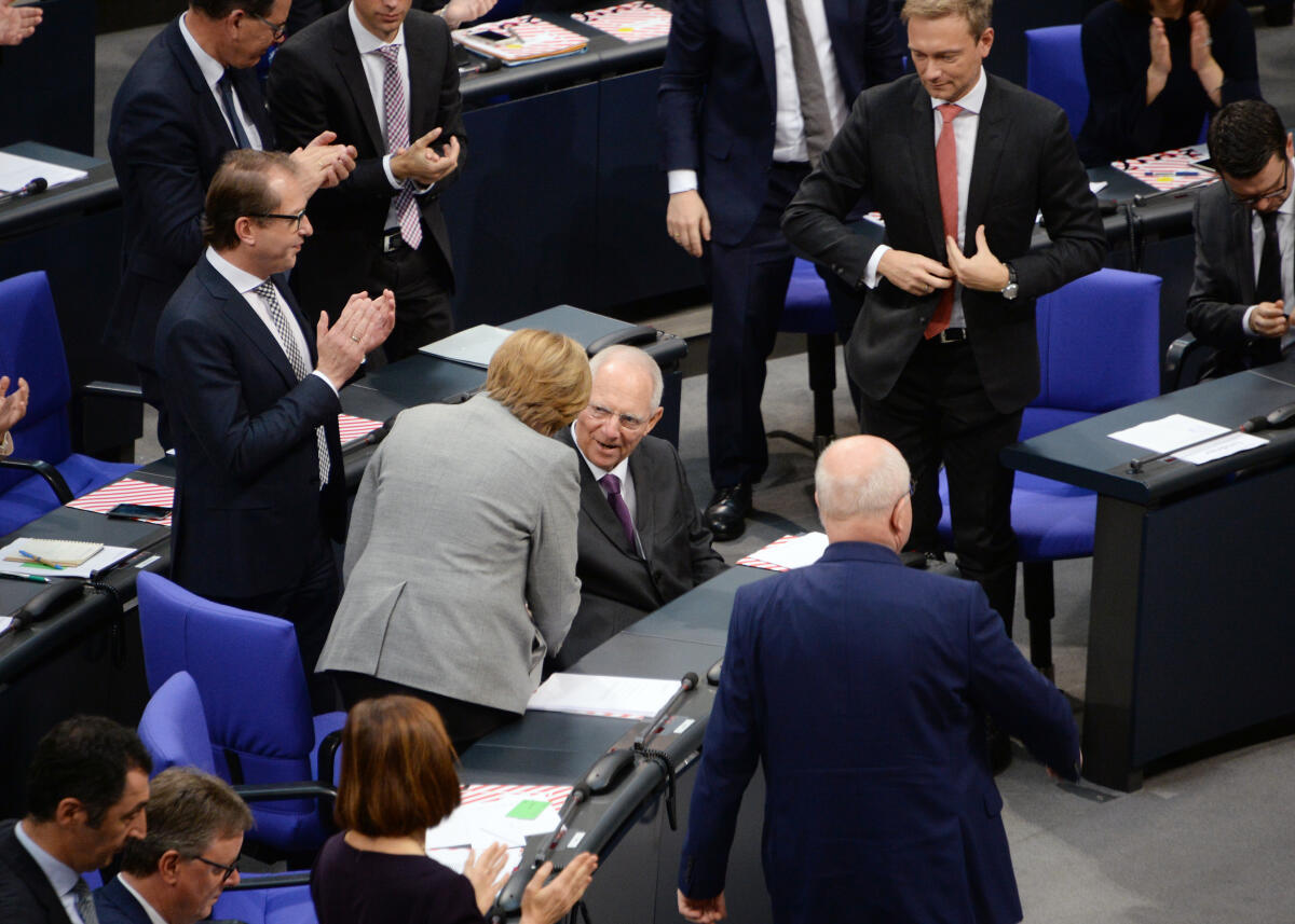 Schäuble, Wolfgang; Merkel, Angela Konstituierende Sitzung des 19. Deutschen Bundestages am 24. Oktober 2017. 1. Sitzung zur Wahl des Bundestagspräsidenten und der stellvertretenden Bundestagsvizepräsidenten. Alterspräsident Hermann Otto Solms, FDP, eröffnet die Sitzung. Dr. Wolfgang Schäuble, CDU/CSU, wird zum Bundestagspräsidenten gewählt. Bundeskanzlerin Dr. Angela Merkel gratuliert. Thomas Oppermann, SPD, Wolfgang Kubicki, FDP, Claudia Roth, Bündnis 90/Die Grünen, Petra Pau, DIE LINKE, und Dr. Hans-Peter Friedrich, CDU/CSU, werden zu Stellvertretern gewählt. Albrecht Glaser, AfD, wird in drei Wahlgängen nicht gewählt.; Deutscher Bundestag, Bundestagspräsident, Präsident, Bundestagsvizepräsident, Bundestagsvizepräsidentin, Wahl.