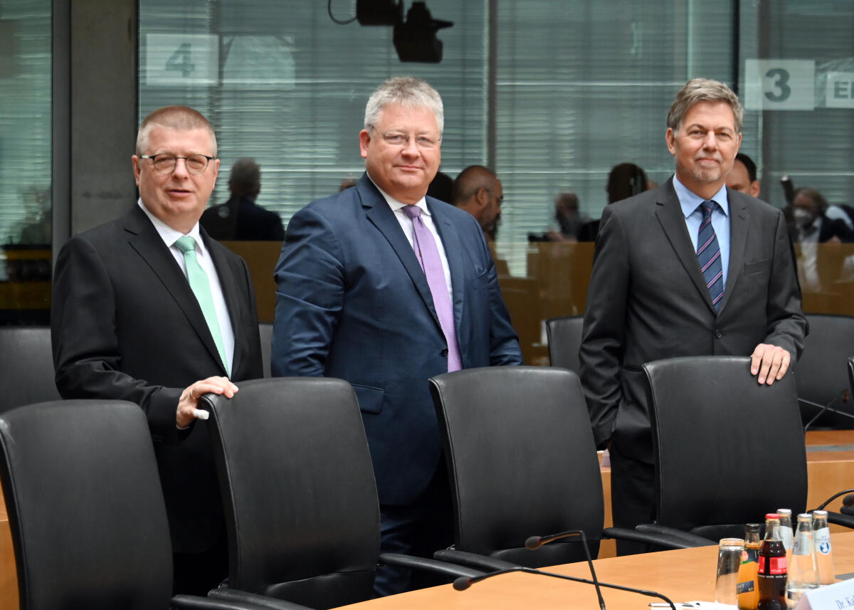 Die Präsidenten der Geheimdienst der Bundesrepublik Deutschland, Christof Gramm, (re), MAD, Thomas Haldenwang, (li), Verfassungsschutz, und Bruno Kahl, (mitte), BND, sind als Zeugen vor das Parlamentarische Kontrollgremium der Deutschen Bundestages geladen. Gramm, Christof; Haldenwang, Thomas; Kahl, Bruno Die Präsidenten der Geheimdienst der Bundesrepublik Deutschland, Christof Gramm, (re), MAD, Thomas Haldenwang, (li), Verfassungsschutz, und Bruno Kahl, (mitte), BND, sind als Zeugen vor das Parlamentarische Kontrollgremium der Deutschen Bundestages geladen.