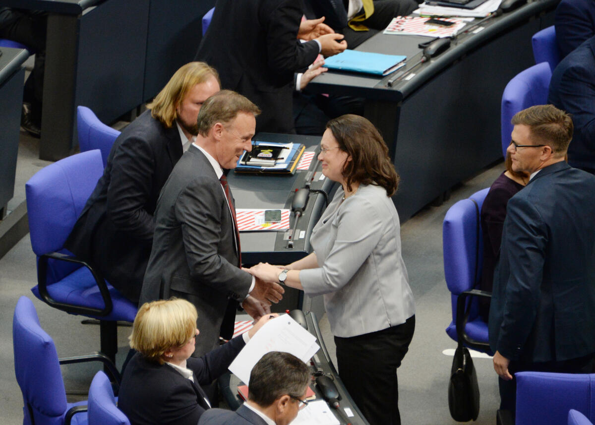 Oppermann, Thomas; Nahles, Andrea Konstituierende Sitzung des 19. Deutschen Bundestages am 24. Oktober 2017. 1. Sitzung zur Wahl des Bundestagspräsidenten und der stellvertretenden Bundestagsvizepräsidenten. Alterspräsident Hermann Otto Solms, FDP, eröffnet die Sitzung. Dr. Wolfgang Schäuble, CDU/CSU, wird zum Bundestagspräsidenten gewählt. Thomas Oppermann, (hier im Bild), SPD, Andrea Nahles gratuliert, Wolfgang Kubicki, FDP, Claudia Roth, Bündnis 90/Die Grünen, Petra Pau, DIE LINKE, und Dr. Hans-Peter Friedrich, CDU/CSU, werden zu Stellvertretern gewählt. Albrecht Glaser, AfD, wird in drei Wahlgängen nicht gewählt.; Deutscher Bundestag, Bundestagspräsident, Präsident, Bundestagsvizepräsident, Bundestagsvizepräsidentin, Wahl.