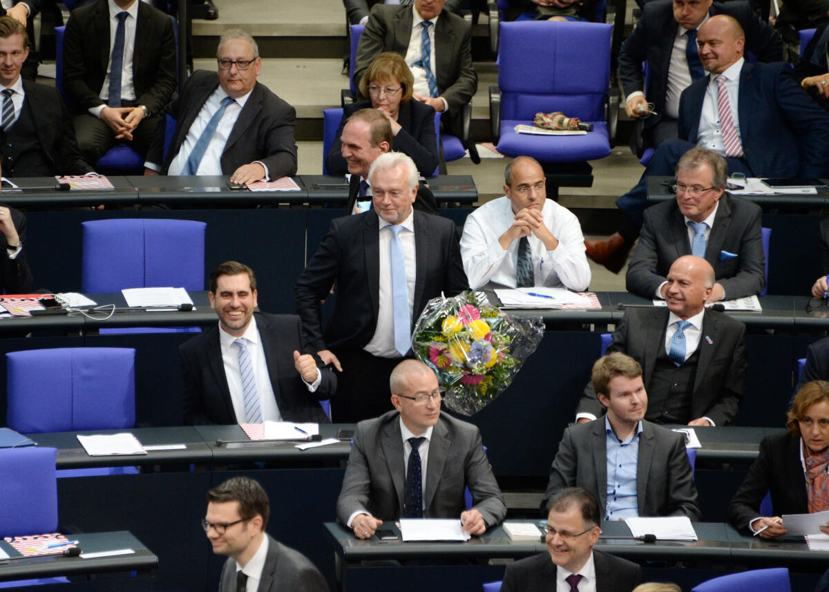 Kubicki, Wolfgang Konstituierende Sitzung des 19. Deutschen Bundestages am 24. Oktober 2017. 1. Sitzung zur Wahl des Bundestagspräsidenten und der stellvertretenden Bundestagsvizepräsidenten. Alterspräsident Hermann Otto Solms, FDP, eröffnet die Sitzung. Dr. Wolfgang Schäuble, CDU/CSU, wird zum Bundestagspräsidenten gewählt. Thomas Oppermann, SPD, Wolfgang Kubicki, (hier mit Blumenstrauß im Bild), FDP, Claudia Roth, Bündnis 90/Die Grünen, Petra Pau, DIE LINKE, und Dr. Hans-Peter Friedrich, CDU/CSU, werden zu Stellvertretern gewählt. Albrecht Glaser, AfD, wird in drei Wahlgängen nicht gewählt.; Deutscher Bundestag, Bundestagspräsident, Präsident, Bundestagsvizepräsident, Bundestagsvizepräsidentin, Wahl.