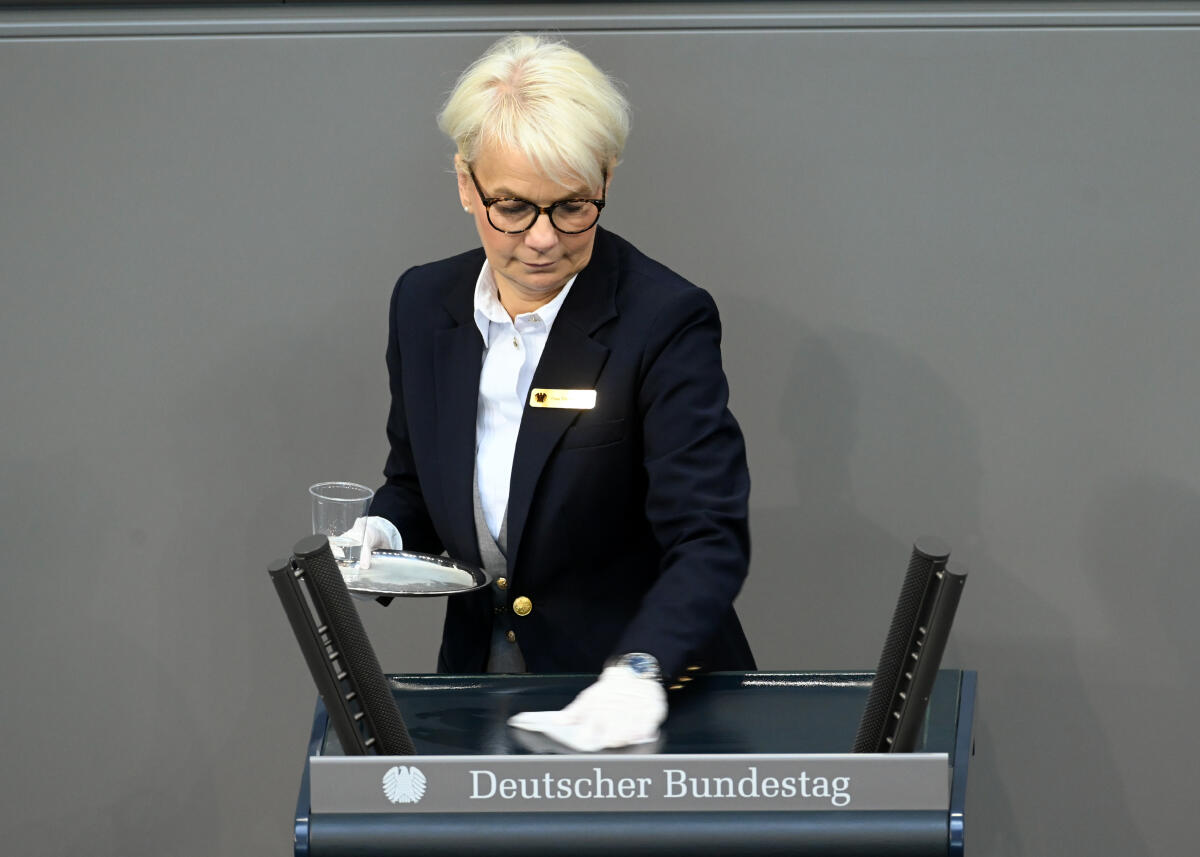  168. Sitzung Deutscher Bundestag, TOP 1, Thema: "Zweites Corona-Steuerhilfegesetz". Nach jedem Redner wird das Rednerpult desinfiziert.