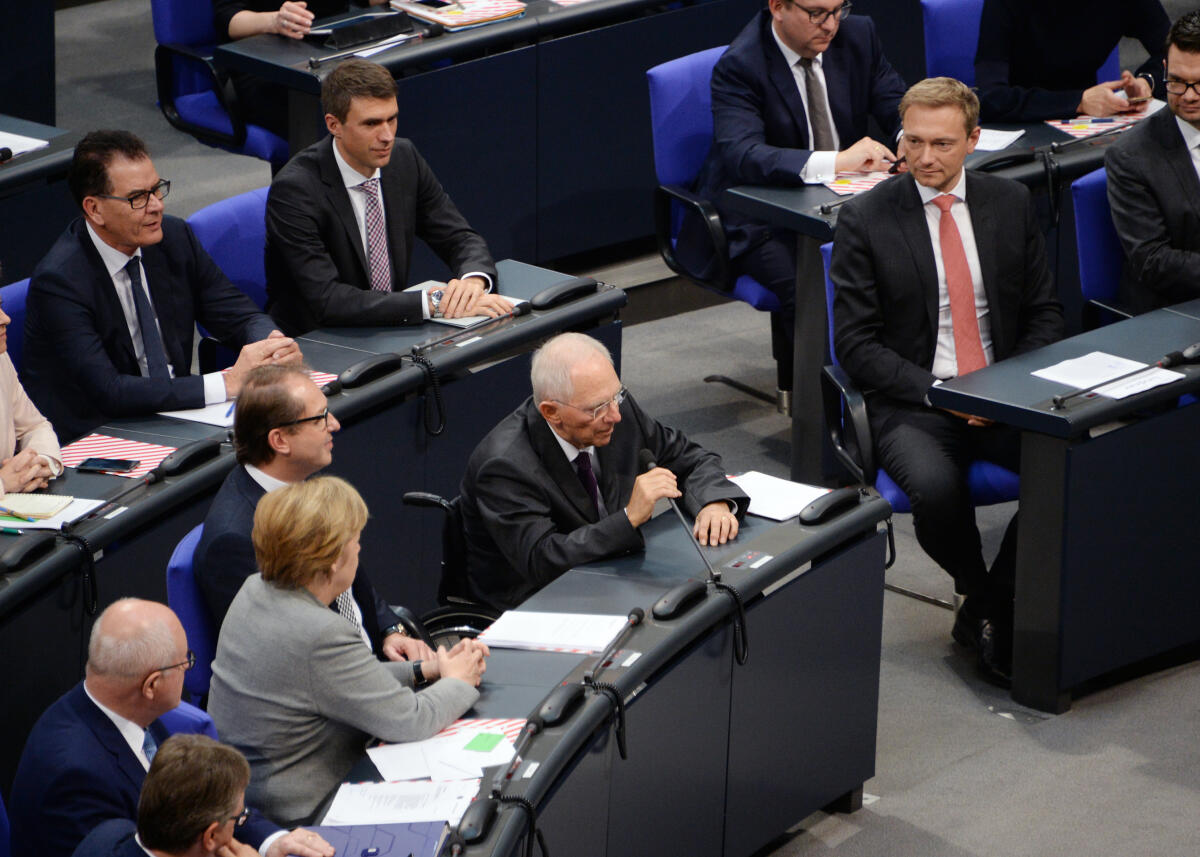 Konstituierende Sitzung des 19. Deutschen Bundestages am 24. Oktober 2017. 1. Sitzung zur Wahl des Bundestagspräsidenten und der stellvertretenden Bundestagsvizepräsidenten. Alterspräsident Hermann Otto Solms, FDP, eröffnet die Sitzung. Dr. Wolfgang Schäuble, CDU/CSU, wird zum Bundestagspräsidenten gewählt. Hier nimmt Schäuble die Wahl an. Thomas Oppermann, SPD, Wolfgang Kubicki, FDP, Claudia Roth, Bündnis 90/Die Grünen, Petra Pau, DIE LINKE, und Dr. Hans-Peter Friedrich, CDU/CSU, werden zu Stellvertretern gewählt. Albrecht Glaser, AfD, wird in drei Wahlgängen nicht gewählt.; Deutscher Bundestag, Bundestagspräsident, Präsident, Bundestagsvizepräsident, Bundestagsvizepräsidentin, Wahl. Schäuble, Wolfgang; Lindner, Christian; Dobrindt, Alexander; Merkel, Angela; Kauder, Volker Konstituierende Sitzung des 19. Deutschen Bundestages am 24. Oktober 2017. 1. Sitzung zur Wahl des Bundestagspräsidenten und der stellvertretenden Bundestagsvizepräsidenten. Alterspräsident Hermann Otto Solms, FDP, eröffnet die Sitzung. Dr. Wolfgang Schäuble, CDU/CSU, wird zum Bundestagspräsidenten gewählt. Hier nimmt Schäuble die Wahl an. Thomas Oppermann, SPD, Wolfgang Kubicki, FDP, Claudia Roth, Bündnis 90/Die Grünen, Petra Pau, DIE LINKE, und Dr. Hans-Peter Friedrich, CDU/CSU, werden zu Stellvertretern gewählt. Albrecht Glaser, AfD, wird in drei Wahlgängen nicht gewählt.; Deutscher Bundestag, Bundestagspräsident, Präsident, Bundestagsvizepräsident, Bundestagsvizepräsidentin, Wahl.