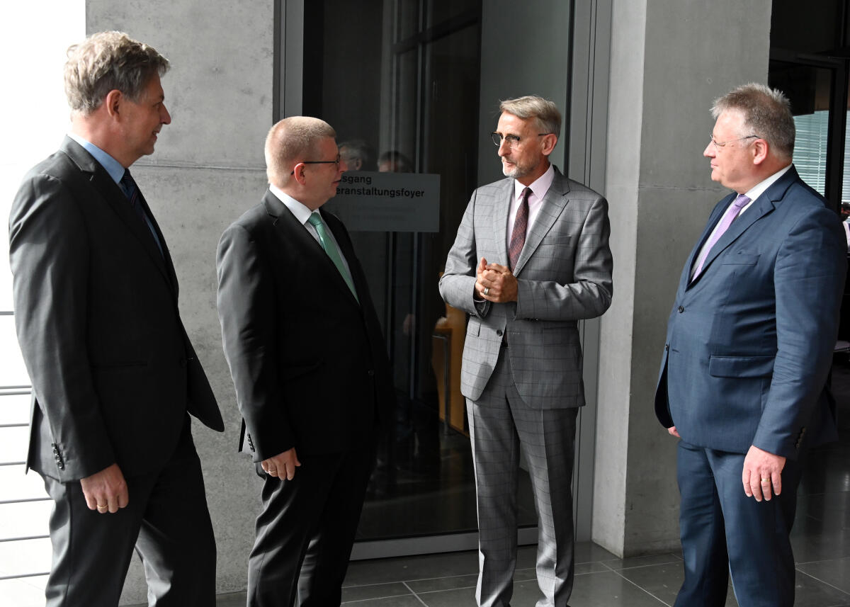 Die Präsidenten der Geheimdienst der Bundesrepublik Deutschland, Christof Gramm, (li), MAD, Thomas Haldenwang, (2.v.li), Verfassungsschutz, und Bruno Kahl, (re), BND, sind als Zeugen vor das Parlamentarische Kontrollgremium der Deutschen Bundestages geladen. Der Vorsitzende des Gremiums, Armin Schuster, (2.v.re), CDU/CSU, Mitglied Deutscher Bundestag, MdB, Bundestagsabgeordneter, begrüßt die Präsidenten. Schuster, Armin; Gramm, Christof; Haldenwang, Thomas; Kahl, Bruno Die Präsidenten der Geheimdienst der Bundesrepublik Deutschland, Christof Gramm, (li), MAD, Thomas Haldenwang, (2.v.li), Verfassungsschutz, und Bruno Kahl, (re), BND, sind als Zeugen vor das Parlamentarische Kontrollgremium der Deutschen Bundestages geladen. Der Vorsitzende des Gremiums, Armin Schuster, (2.v.re), CDU/CSU, Mitglied Deutscher Bundestag, MdB, Bundestagsabgeordneter, begrüßt die Präsidenten.