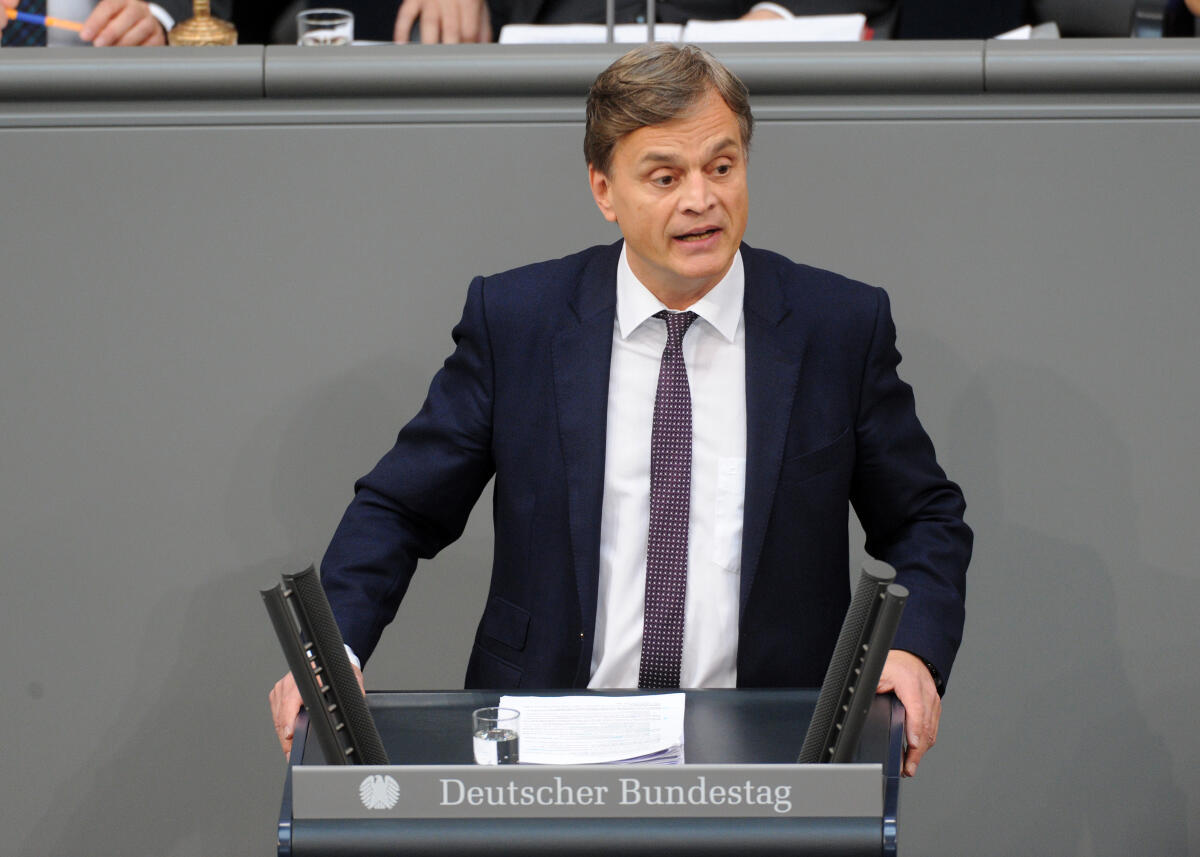 Dr. Bernd Baumann, AfD, Bundestagsabgeordneter, Abgeordneter, Mitglied Deutscher Bundestag, MdB, Rede, 1. Sitzung, Thema: Konstituierende Sitzung Deutscher Bundestag 19. Legislaturperiode, 24.10.2017.; Rednerpult. Baumann, Bernd Dr. Bernd Baumann, AfD, Bundestagsabgeordneter, Abgeordneter, Mitglied Deutscher Bundestag, MdB, Rede, 1. Sitzung, Thema: Konstituierende Sitzung Deutscher Bundestag 19. Legislaturperiode, 24.10.2017.; Rednerpult.