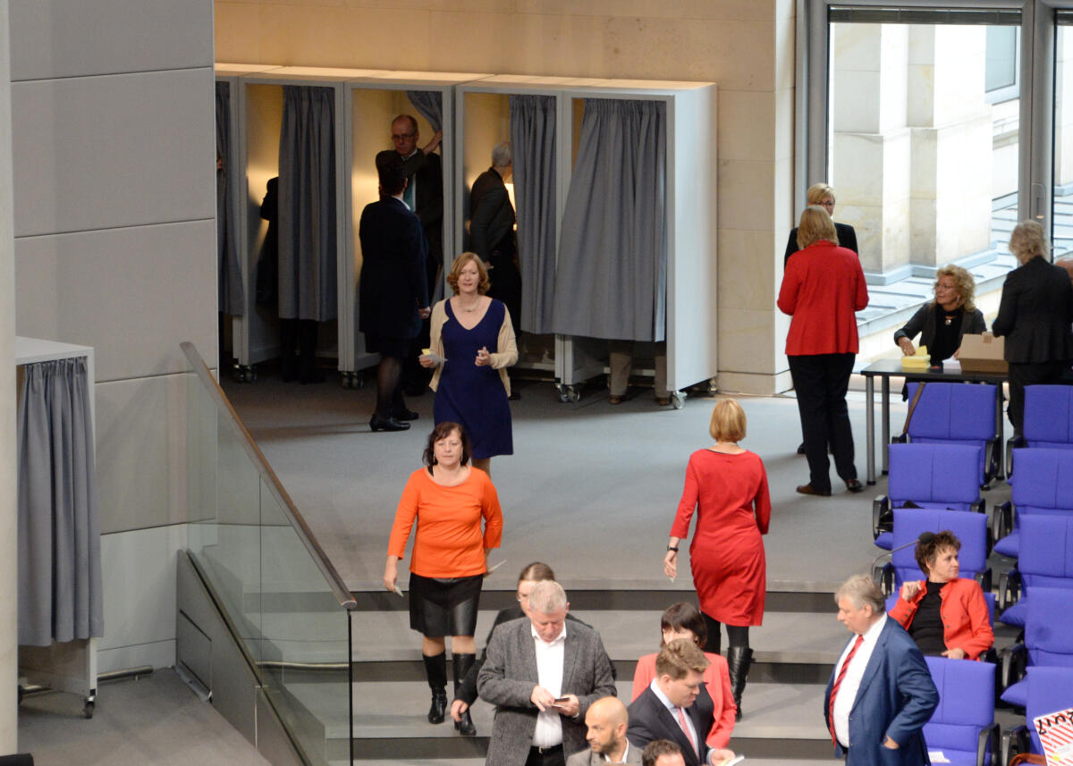  Konstituierende Sitzung des 19. Deutschen Bundestages am 24. Oktober 2017. 1. Sitzung zur Wahl des Bundestagspräsidenten und der stellvertretenden Bundestagsvizepräsidenten. Alterspräsident Hermann Otto Solms, FDP, eröffnet die Sitzung. Dr. Wolfgang Schäuble, CDU/CSU, wird zum Bundestagspräsidenten gewählt. Thomas Oppermann, SPD, Wolfgang Kubicki, FDP, Claudia Roth, Bündnis 90/Die Grünen, Petra Pau, DIE LINKE, und Dr. Hans-Peter Friedrich, CDU/CSU, werden zu Stellvertretern gewählt. Albrecht Glaser, AfD, wird in drei Wahlgängen nicht gewählt. Hier die Wahlkabinen zu Wahl des Präsidenten.; Deutscher Bundestag, Bundestagspräsident, Präsident, Bundestagsvizepräsident, Bundestagsvizepräsidentin, Wahl.