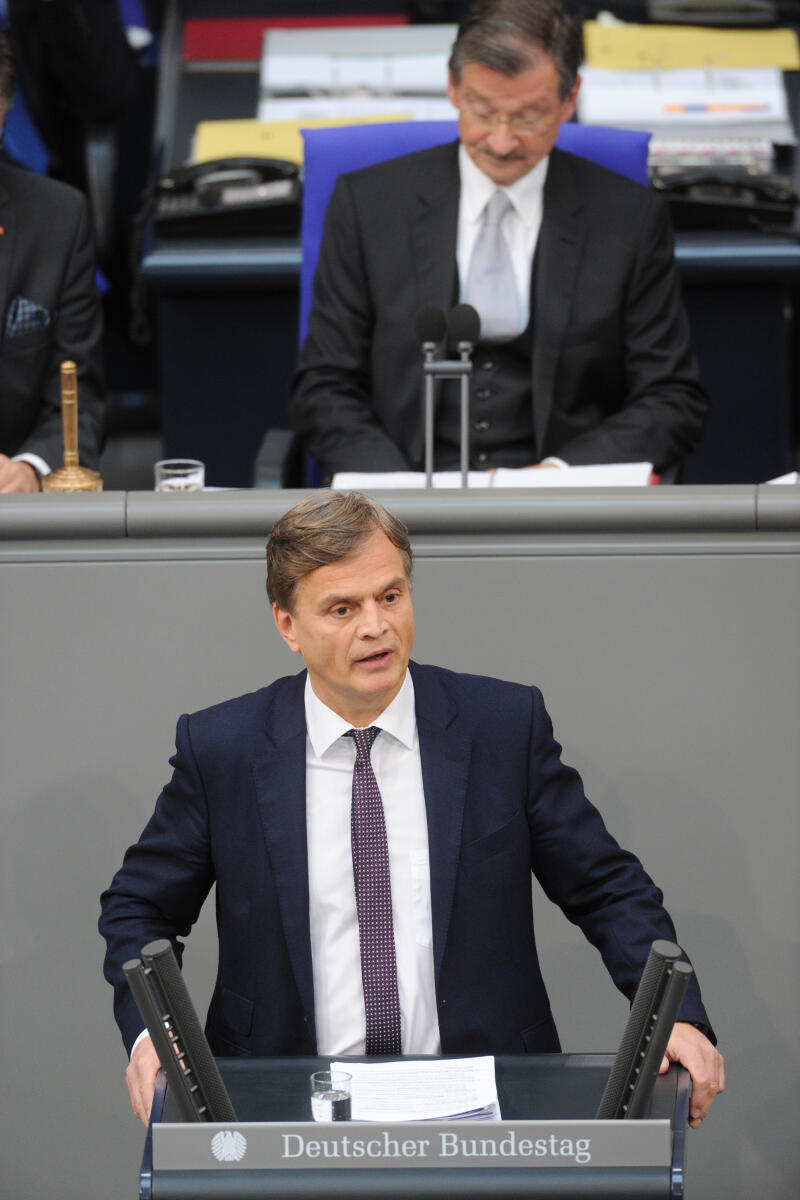 Dr. Bernd Baumann, AfD, Bundestagsabgeordneter, Abgeordneter, Mitglied Deutscher Bundestag, MdB, Rede, 1. Sitzung, Thema: Konstituierende Sitzung Deutscher Bundestag 19. Legislaturperiode, 24.10.2017, Vorsitz: Alterspräsident Hermann Otto Solms, FDP.; Rednerpult. Baumann, Bernd; Solms, Hermann Otto Dr. Bernd Baumann, AfD, Bundestagsabgeordneter, Abgeordneter, Mitglied Deutscher Bundestag, MdB, Rede, 1. Sitzung, Thema: Konstituierende Sitzung Deutscher Bundestag 19. Legislaturperiode, 24.10.2017, Vorsitz: Alterspräsident Hermann Otto Solms, FDP.; Rednerpult.