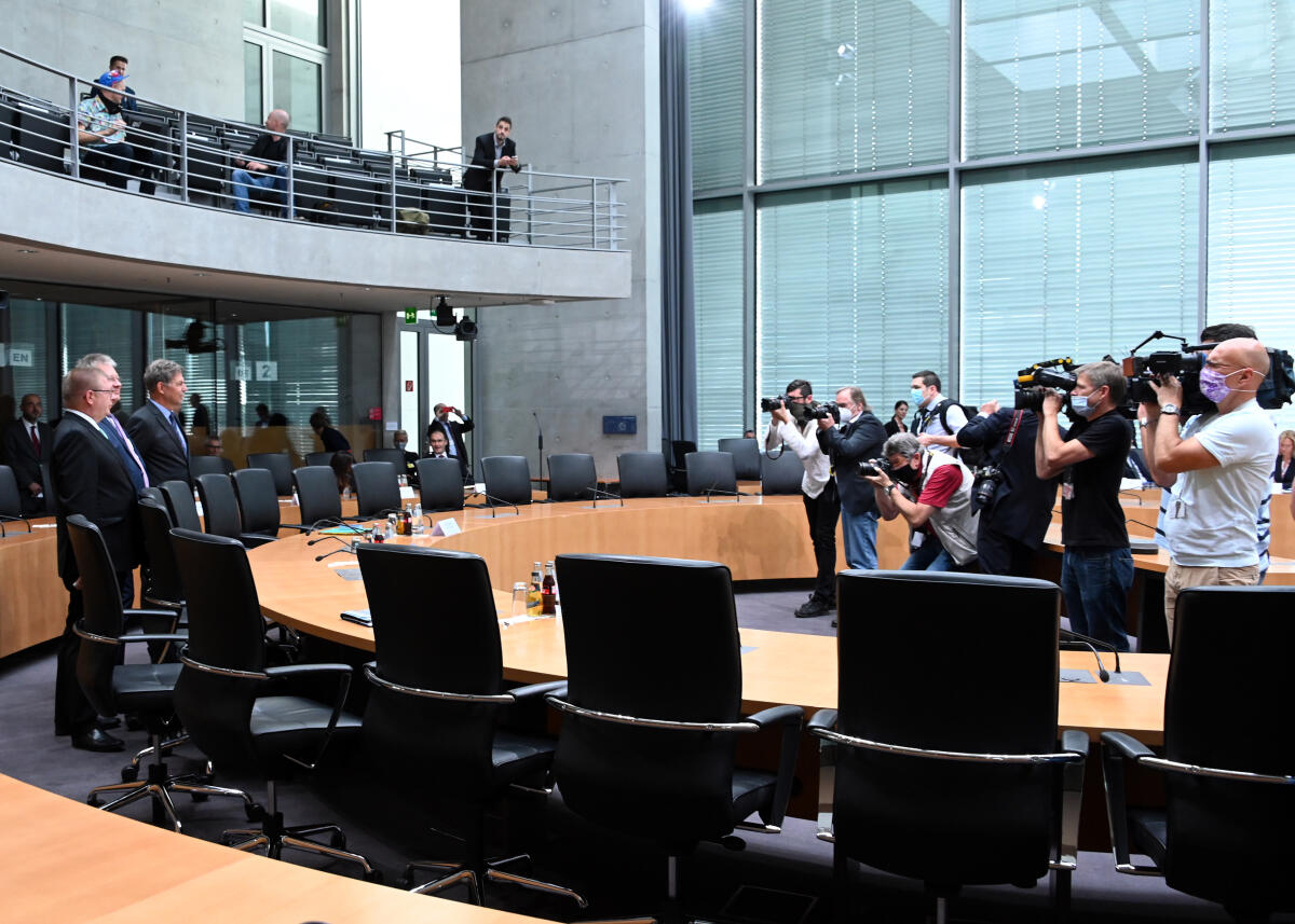 Die Präsidenten der Geheimdienst der Bundesrepublik Deutschland, Christof Gramm, (3..v.li), MAD, Thomas Haldenwang, (li), Verfassungsschutz, und Bruno Kahl, (2.v.li), BND, sind als Zeugen vor das Parlamentarische Kontrollgremium der Deutschen Bundestages geladen.; Presse, Medien. Gramm, Christof; Haldenwang, Thomas; Kahl, Bruno Die Präsidenten der Geheimdienst der Bundesrepublik Deutschland, Christof Gramm, (3..v.li), MAD, Thomas Haldenwang, (li), Verfassungsschutz, und Bruno Kahl, (2.v.li), BND, sind als Zeugen vor das Parlamentarische Kontrollgremium der Deutschen Bundestages geladen.; Presse, Medien.