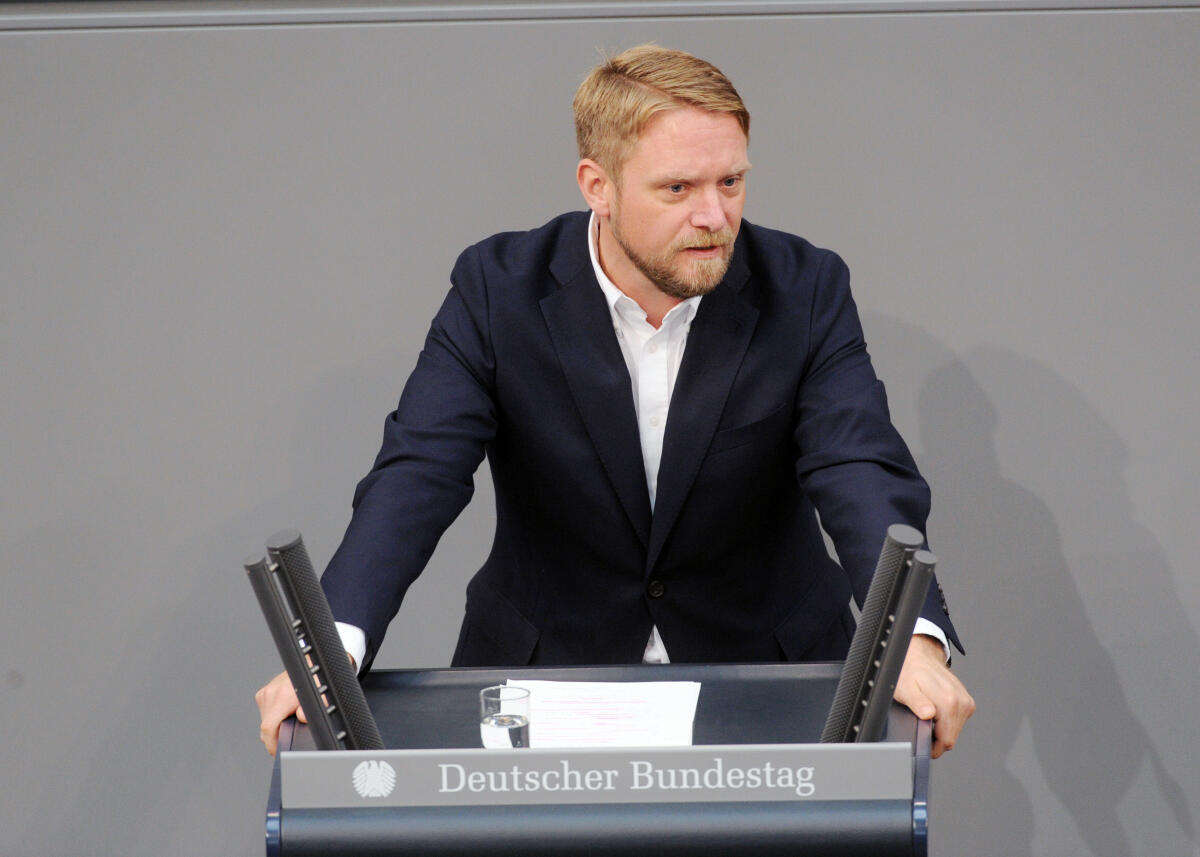 Korte, Jan Jan Korte, DIE LINKE, Bundestagsabgeordneter, Abgeordneter, Mitglied Deutscher Bundestag, MdB, Rede, 1. Sitzung, Thema: Konstituierende Sitzung Deutscher Bundestag 19. Legislaturperiode, 24.10.2017.; Rednerpult.