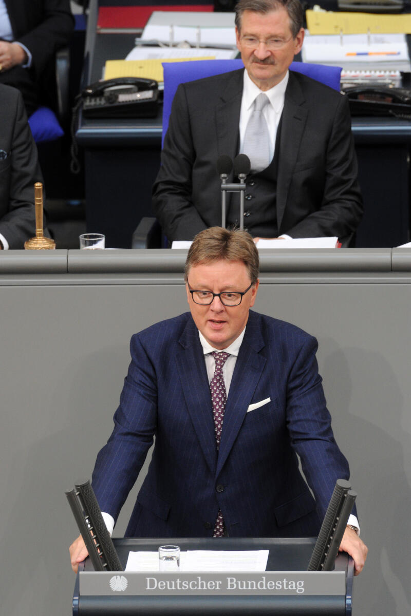Grosse-Brömer, Michael; Solms, Hermann Otto Michael Grosse-Brömer, CDU/CSU, Bundestagsabgeordneter, Abgeordneter, Mitglied Deutscher Bundestag, MdB, Rede, 1. Sitzung, Thema: Konstituierende Sitzung Deutscher Bundestag 19. Legislaturperiode, 24.10.2017, Vorsitz: Alterspräsident Hermann Otto Solms, FDP.; Rednerpult.