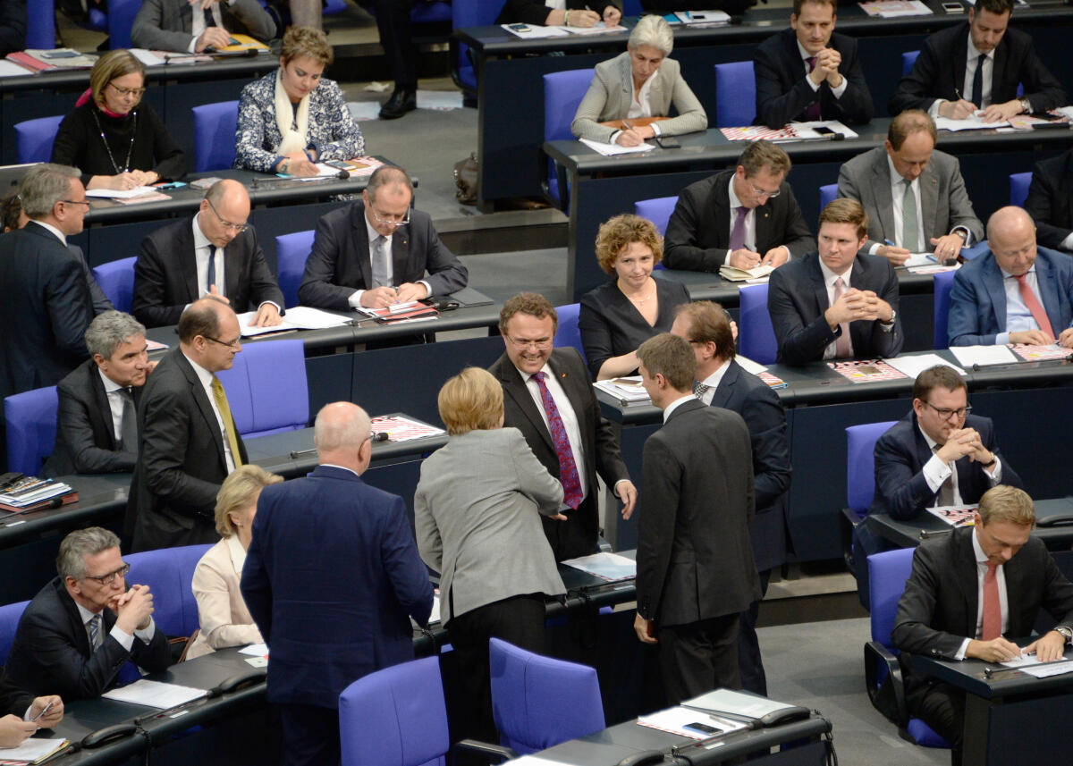 Friedrich, Hans-Peter; Merkel, Angela Konstituierende Sitzung des 19. Deutschen Bundestages am 24. Oktober 2017. 1. Sitzung zur Wahl des Bundestagspräsidenten und der stellvertretenden Bundestagsvizepräsidenten. Alterspräsident Hermann Otto Solms, FDP, eröffnet die Sitzung. Dr. Wolfgang Schäuble, CDU/CSU, wird zum Bundestagspräsidenten gewählt. Thomas Oppermann, SPD, Wolfgang Kubicki, FDP, Claudia Roth, Bündnis 90/Die Grünen, Petra Pau, DIE LINKE, und Dr. Hans-Peter Friedrich, (hier im Bild), CDU/CSU, Bundeskanzlerin Dr. Angela Merkel gratuliert, werden zu Stellvertretern gewählt. Albrecht Glaser, AfD, wird in drei Wahlgängen nicht gewählt.; Deutscher Bundestag, Bundestagspräsident, Präsident, Bundestagsvizepräsident, Bundestagsvizepräsidentin, Wahl.